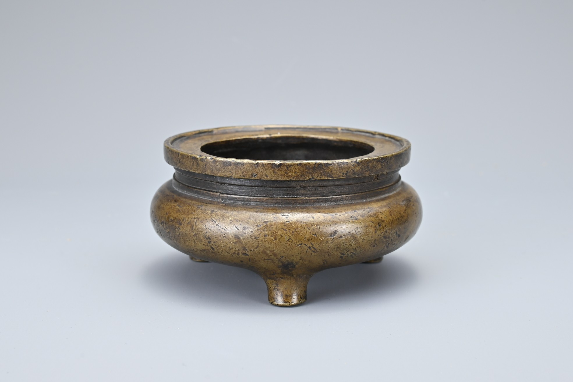 A CHINESE BRONZE TRIPOD CENSER. Of squat form with 'xing su zhai zhi' four-character mark in - Image 4 of 10
