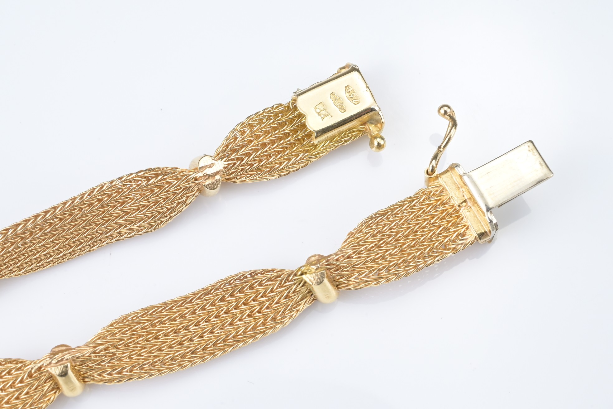 AN ANTIQUE 18CT YELLOW GOLD NECKLACE. The necklace with flat mesh design with fifteen clamped - Image 4 of 5