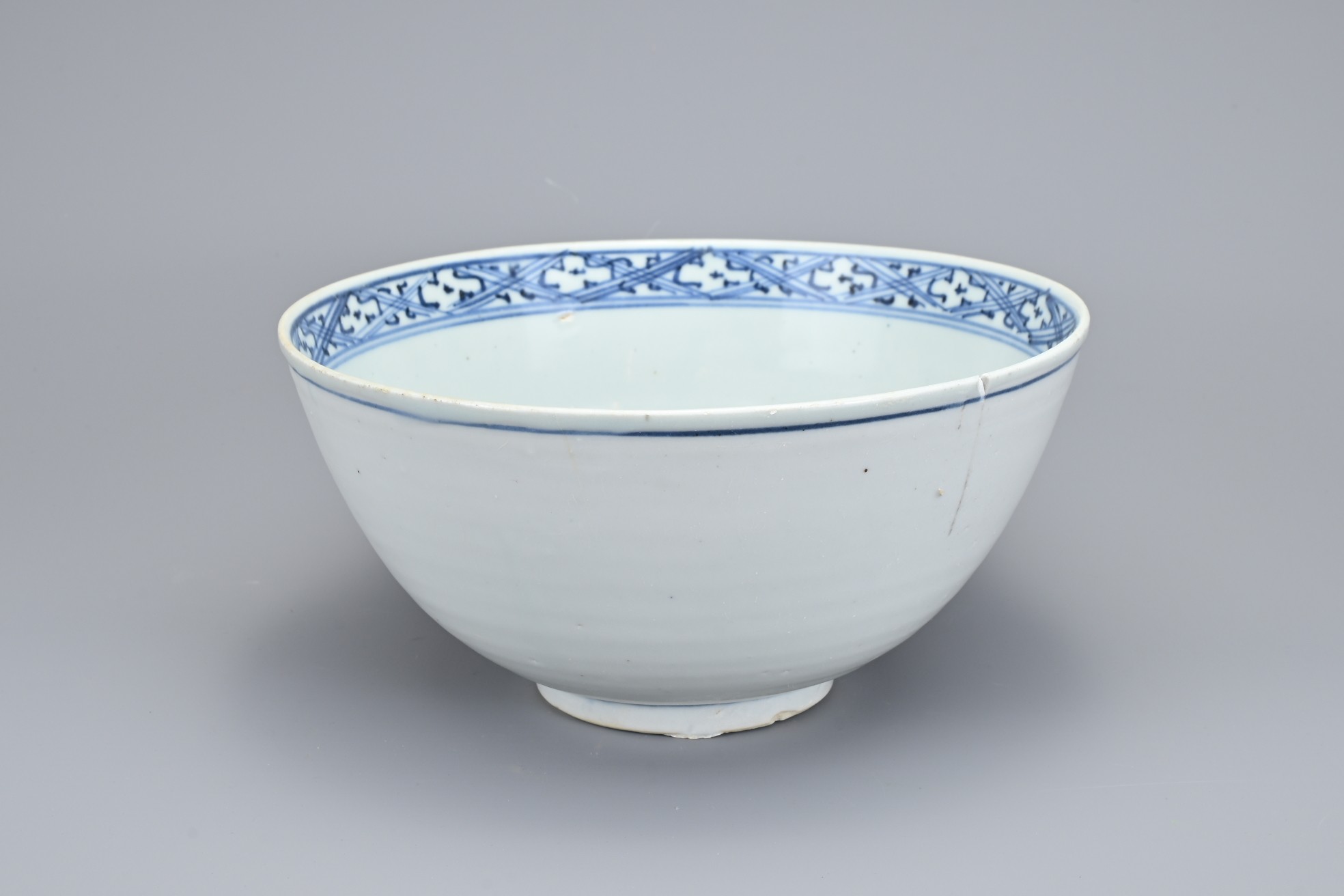 A LARGE CHINESE BLUE & WHITE PORCELAIN BOWL, MING DYNASTY, 16TH CENTURY. Decorated with a floral - Image 3 of 10