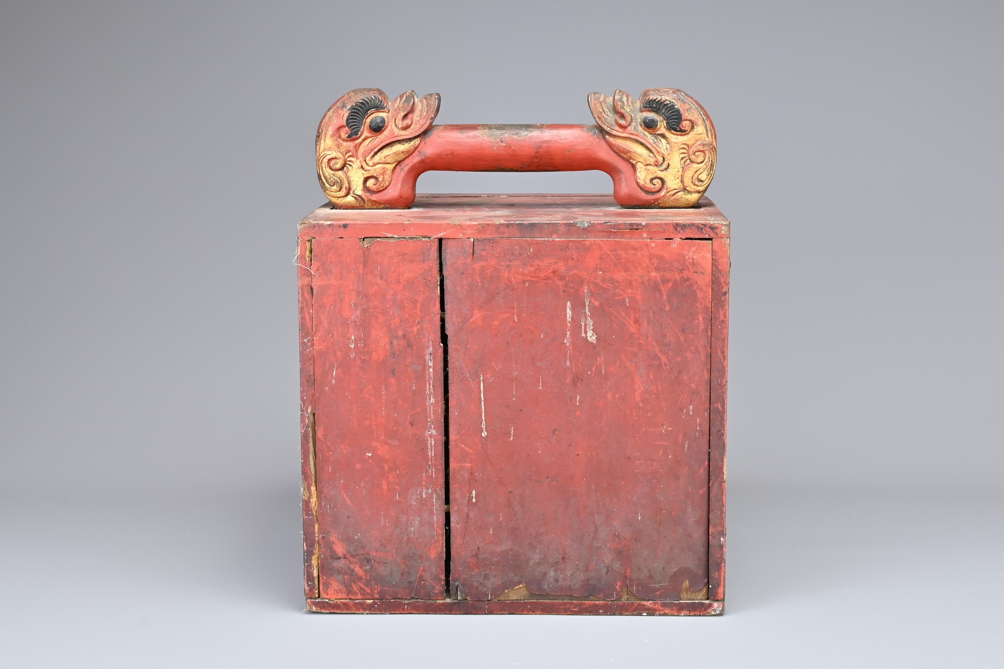 A GROUP OF CHINESE WOOD ITEMS, QING DYNASTY. To include a gilt lacquer carrying box with lion form - Image 6 of 9