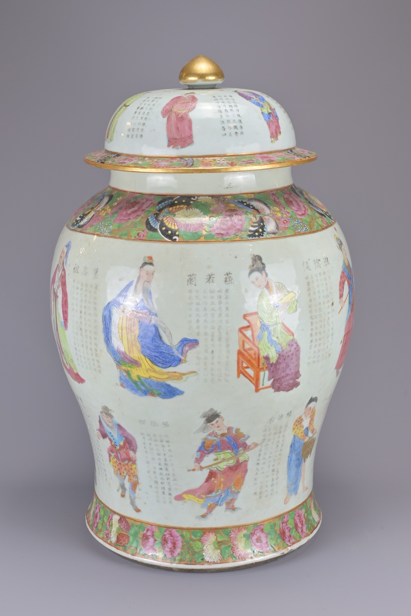 A LARGE CHINESE CANTON FAMILLE ROSE PORCELAIN BALUSTER JAR AND COVER, 19TH CENTURY. Painted to the - Image 3 of 9