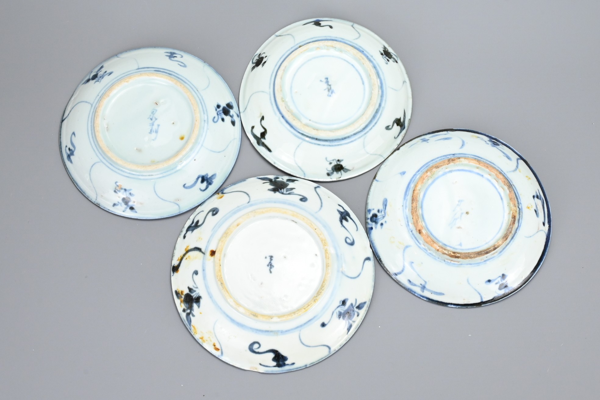 A GROUP OF CHINESE BLUE AND WHITE PORCELAIN DISHES, EARLY 19TH CENTURY. Each with floral and - Image 8 of 12