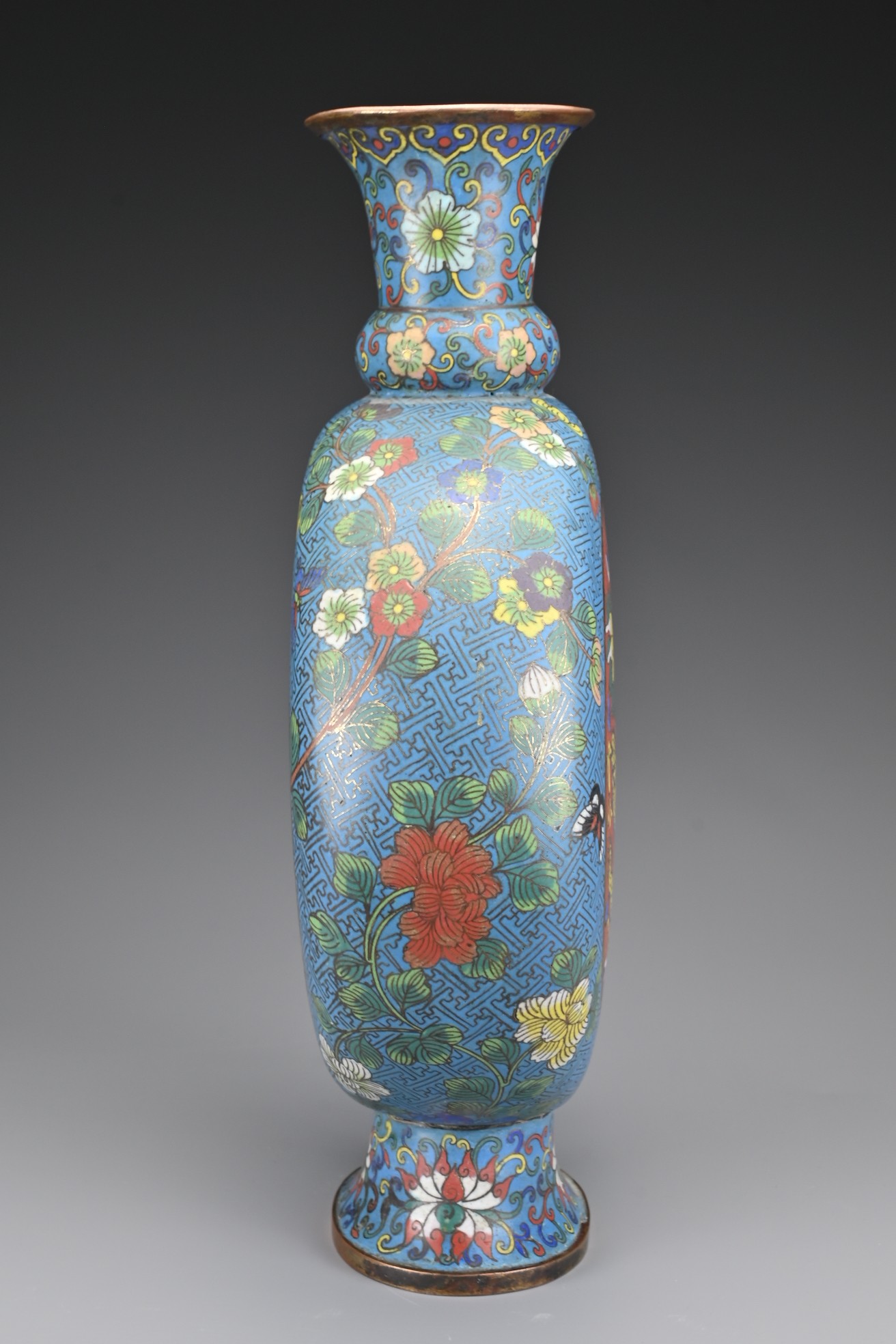 A LARGE CHINESE 19TH CENTURY CLOISONNÉ ENAMEL MOONFLASK, QING DYNASTY. Each face depicting two - Image 2 of 5