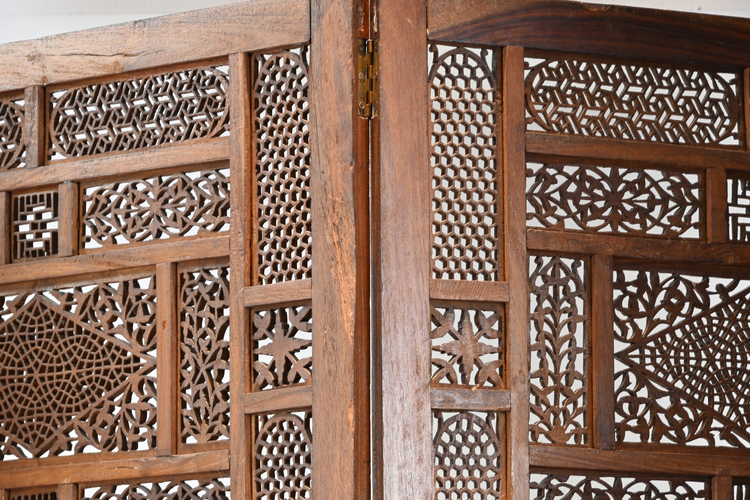 AN INDIAN FOUR PANEL TEAK WOOD AND BRASS INLAID SCREEN, 19TH CENTURY. Brass inlaid decoration to - Image 8 of 8