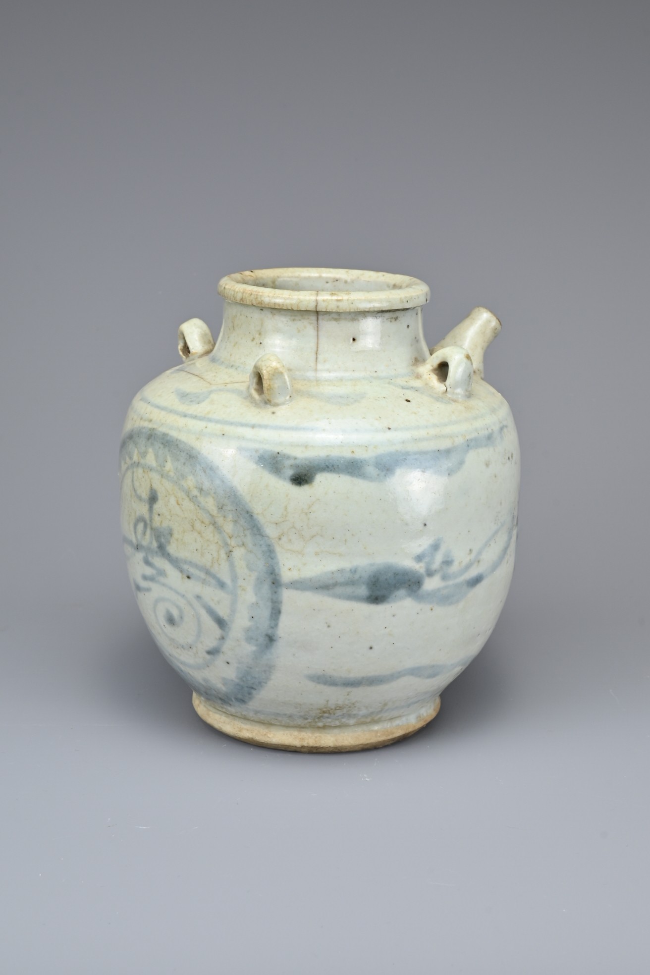 A GROUP OF CHINESE BLUE AND WHITE PORCELAIN ITEMS, MING TO QING DYNASTY. Comprising a ewer with four - Image 4 of 18