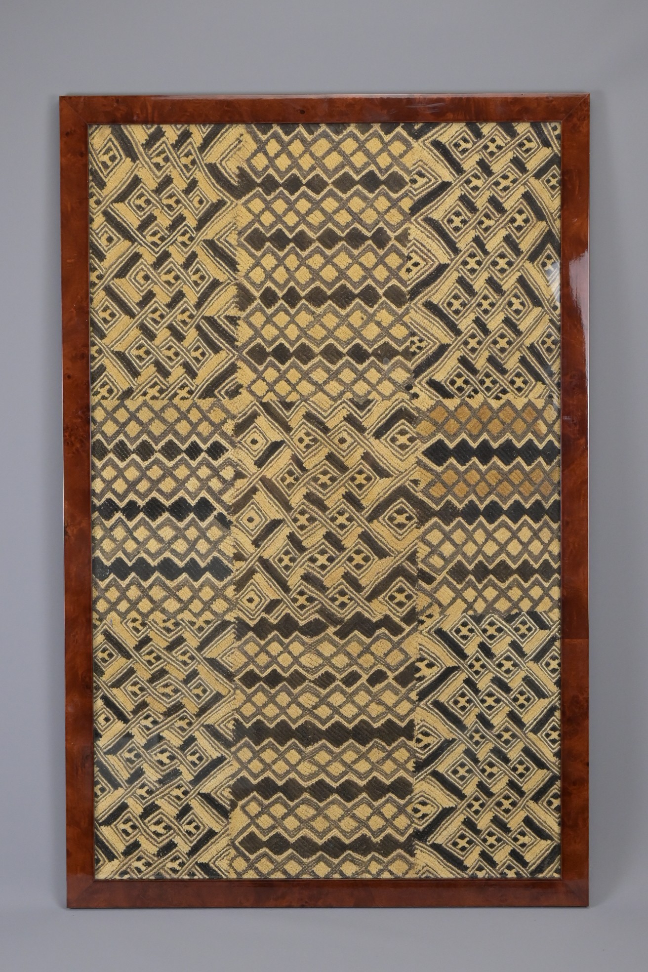 AN AFRICAN FRAMED EMBROIDERY, 20TH CENTURY, PERHAPS CONGOLESE. Woven with ivory and dark brown - Image 4 of 4