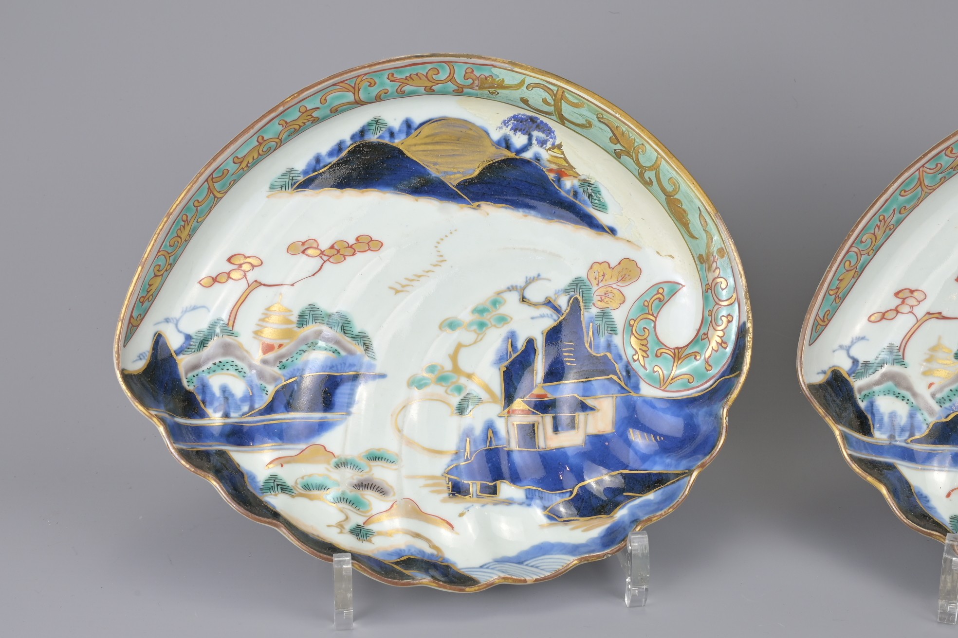 A PAIR OF JAPANESE ARITA PORCELAIN DISHES, 18/19TH CENTURY. Abalone shell form decorated with - Image 6 of 6