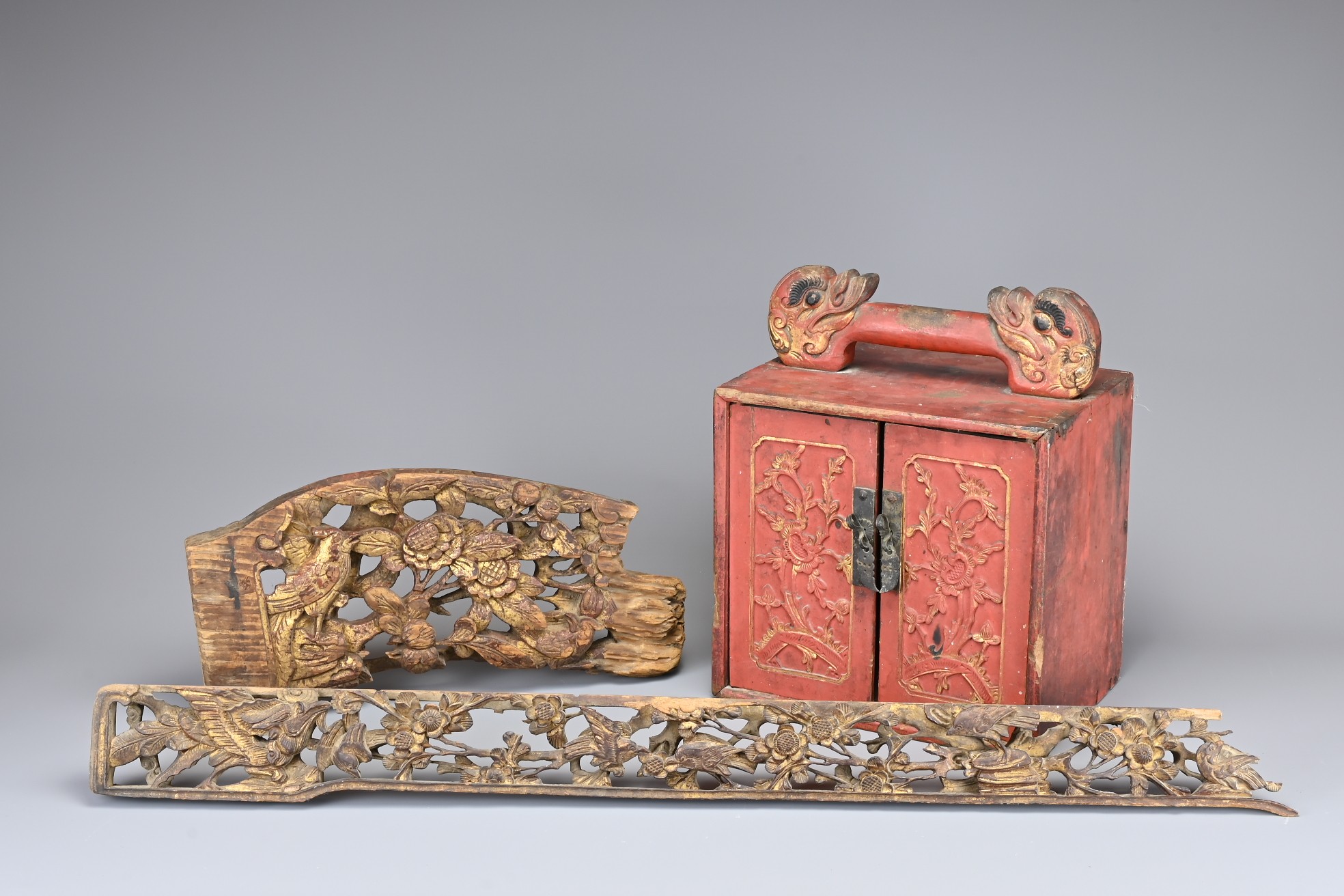A GROUP OF CHINESE WOOD ITEMS, QING DYNASTY. To include a gilt lacquer carrying box with lion form