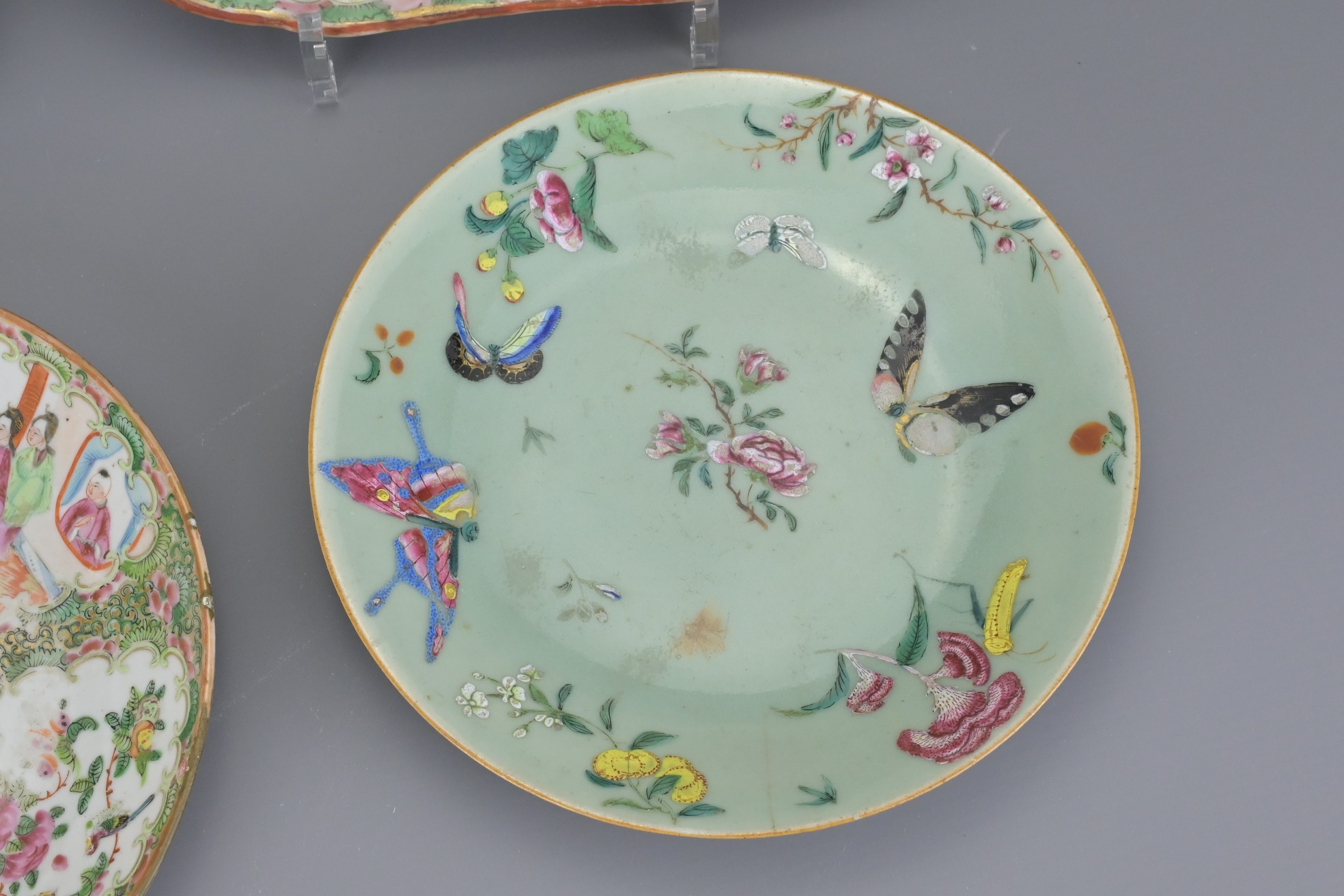 FOUR VARIOUS CANTONESE FAMILLE ROSE DISHES AND PLATES, 19TH CENTURY. Comprising a shaped square dish - Image 3 of 6