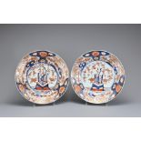 A PAIR OF JAPANESE IMRAI PORCELAIN DISHES, 18TH CENTURY. Each with matching designs of trees and