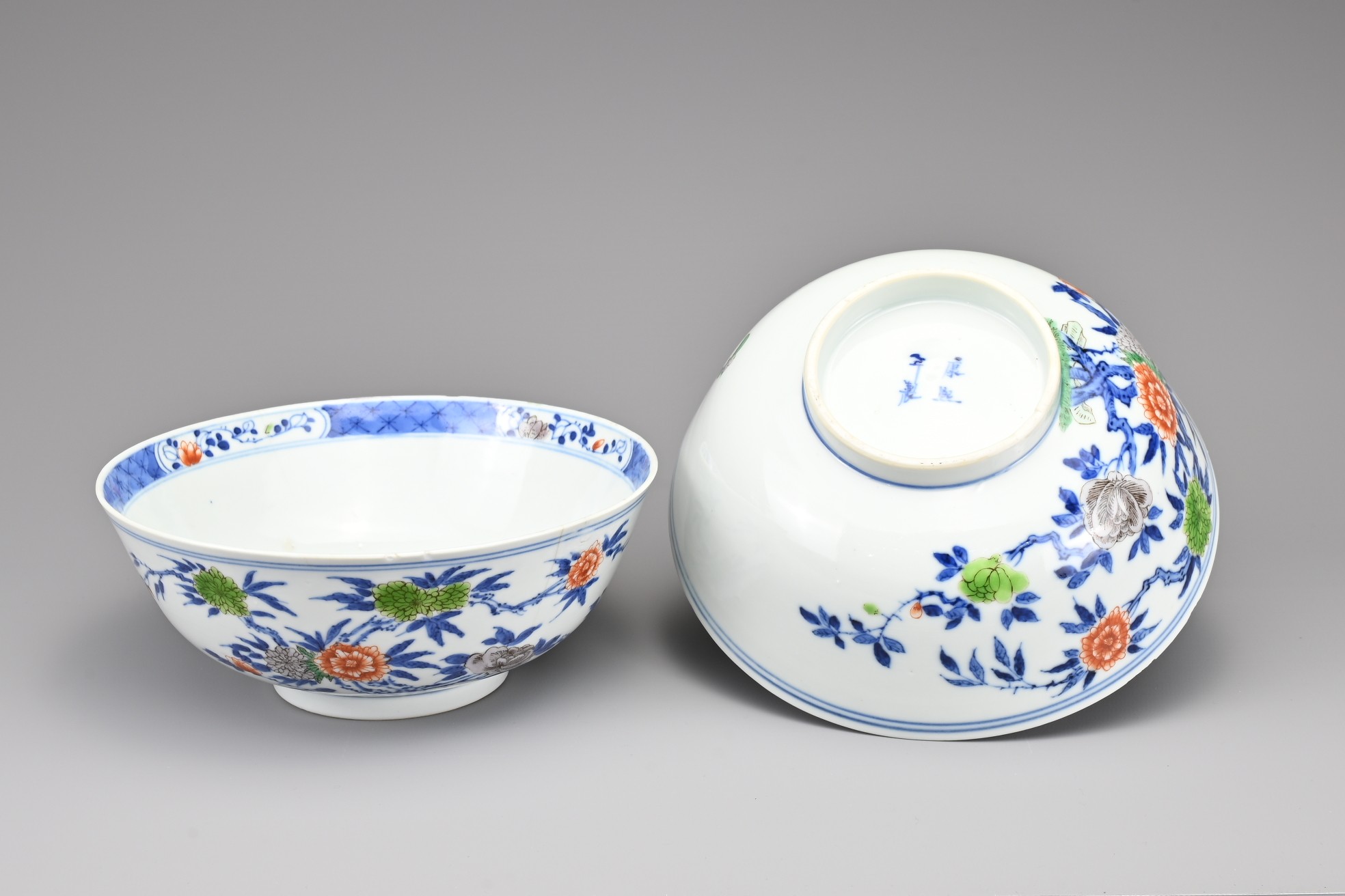 PAIR OF CHINESE PORCELAIN WUCAI BOWLS, 18/19TH CENTURY. Each with floral and butterfly decoration in