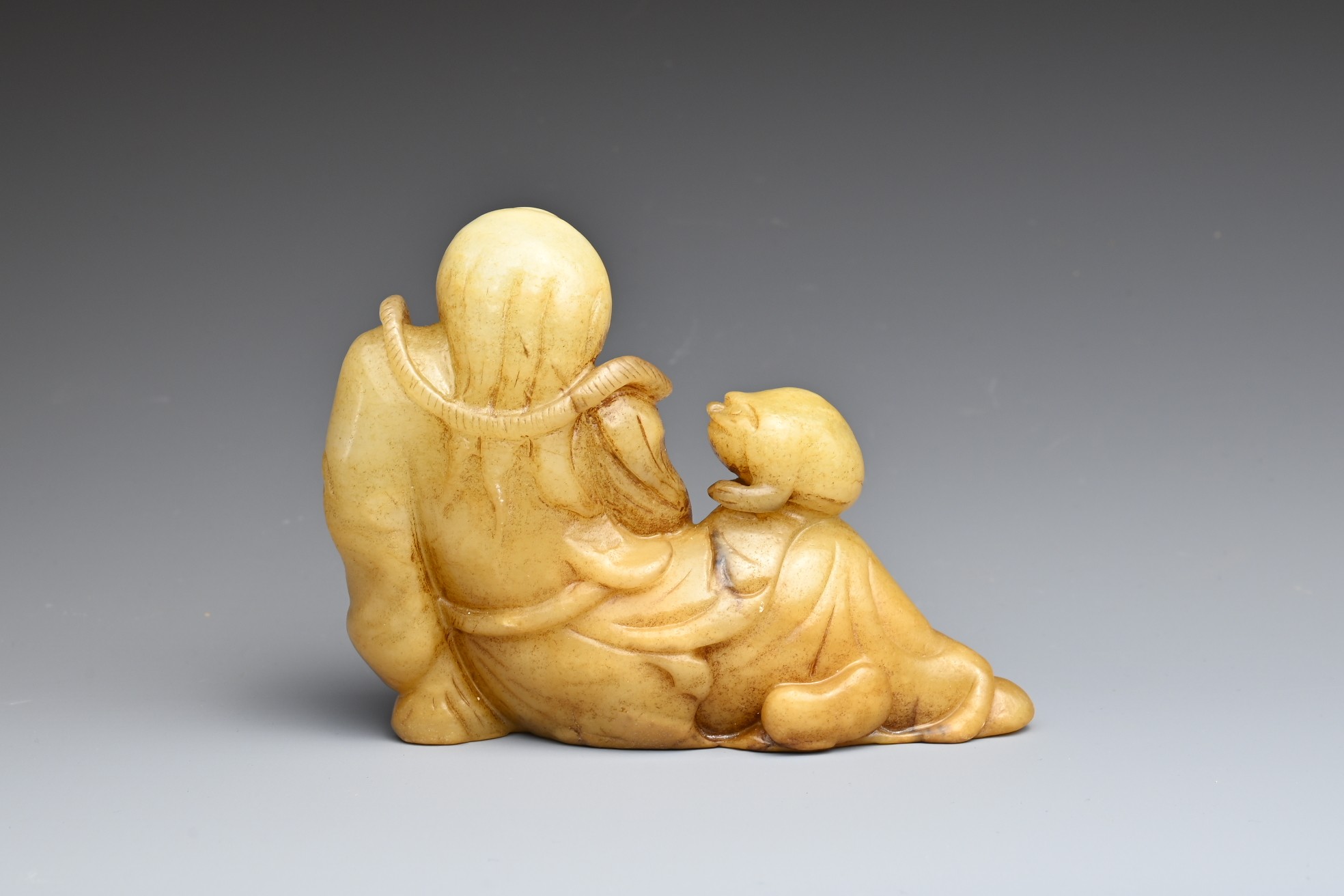 A CHINESE JADE CARVING OF LIU HAI AND TOAD. The figure reclining holding a cash coin and the toad on - Image 4 of 8