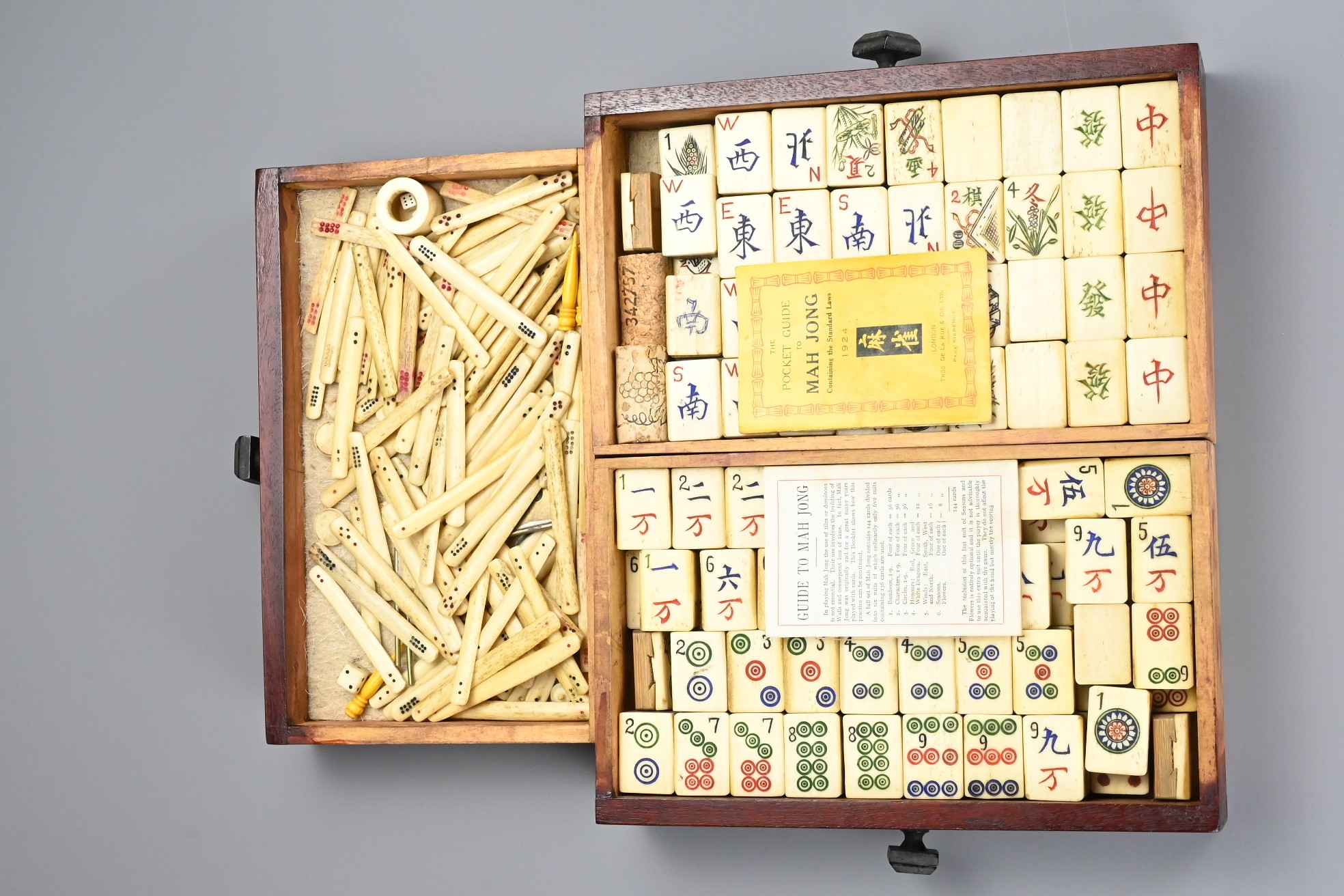 A CHINESE BOXED MAHJONG SET, EARLY 20TH CENTURY. Bone and bamboo pieces within a hardwood carrying - Image 7 of 8