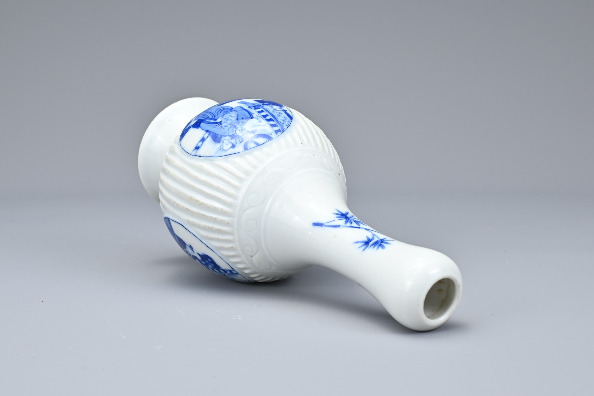 A CHINESE BLUE AND WHITE PORCELAIN BOTTLE VASE, 19/20TH CENTURY. Finely potted with a ribbed mid - Image 6 of 6
