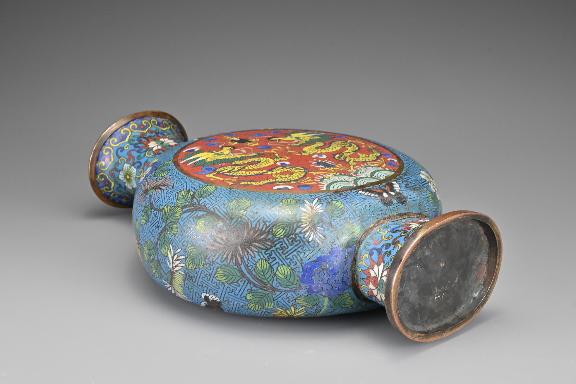 A LARGE CHINESE 19TH CENTURY CLOISONNÉ ENAMEL MOONFLASK, QING DYNASTY. Each face depicting two - Image 4 of 5
