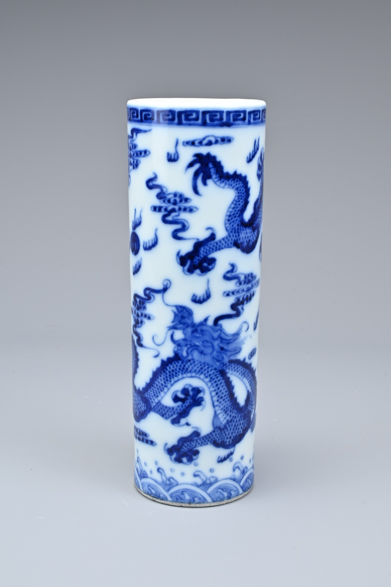 A CHINESE BLUE AND WHITE PORCELAIN BRUSH POT, 20TH CENTURY. Of cylindrical form with continuous - Image 4 of 10