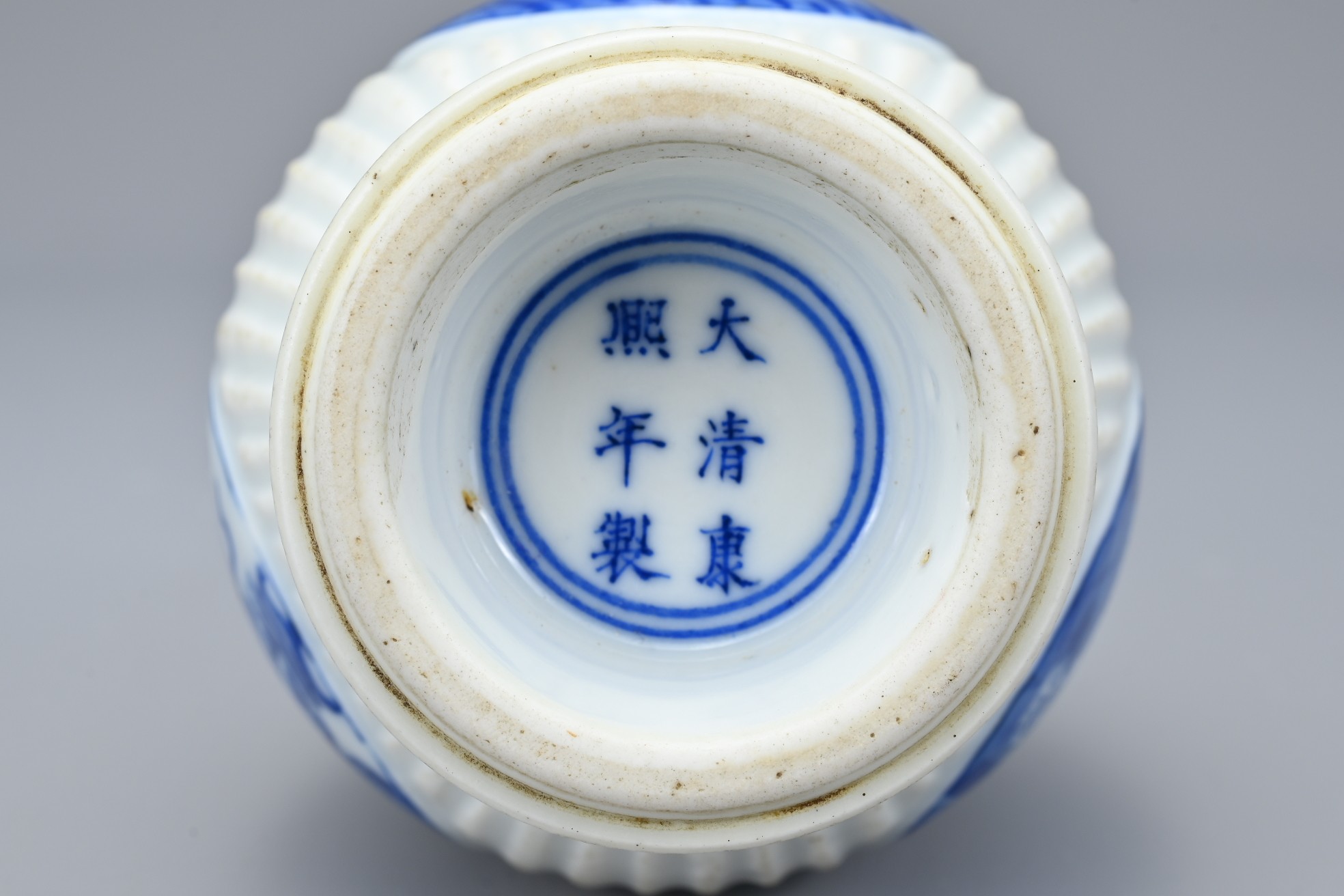 A CHINESE BLUE AND WHITE PORCELAIN BOTTLE VASE, 19/20TH CENTURY. Finely potted with a ribbed mid - Image 5 of 6