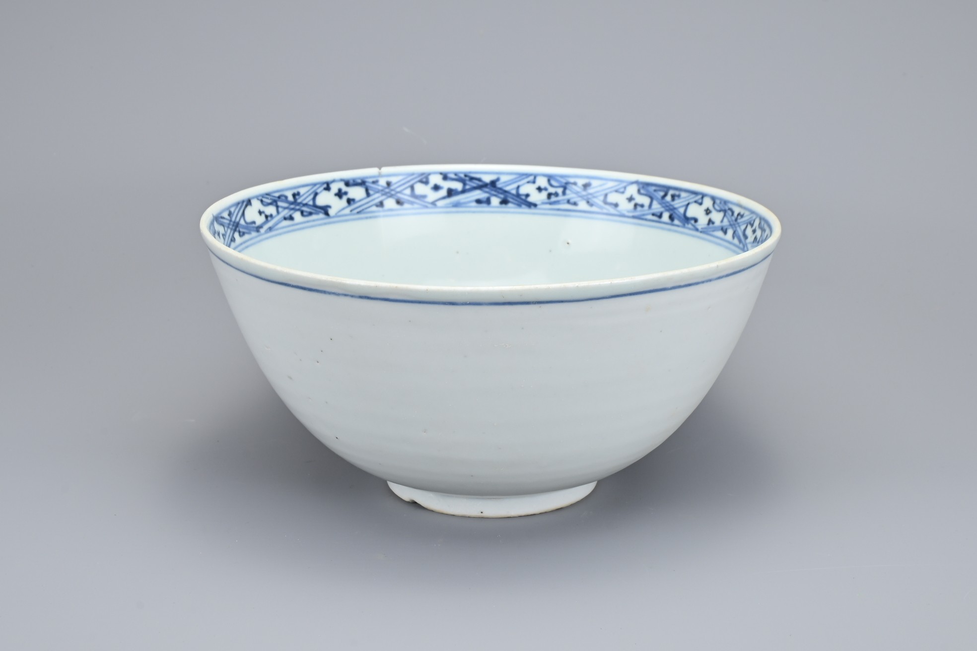 A LARGE CHINESE BLUE & WHITE PORCELAIN BOWL, MING DYNASTY, 16TH CENTURY. Decorated with a floral