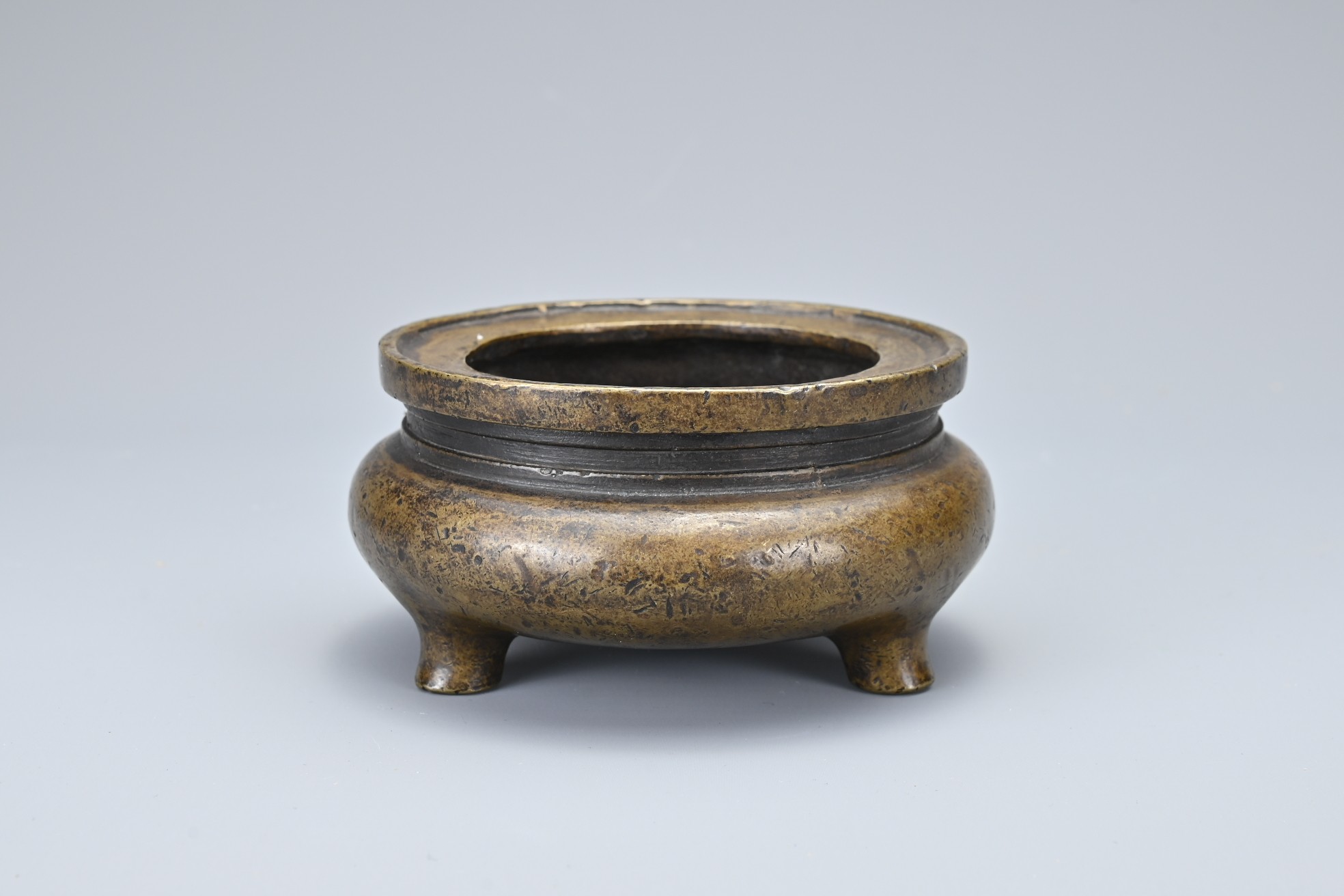 A CHINESE BRONZE TRIPOD CENSER. Of squat form with 'xing su zhai zhi' four-character mark in - Image 3 of 10
