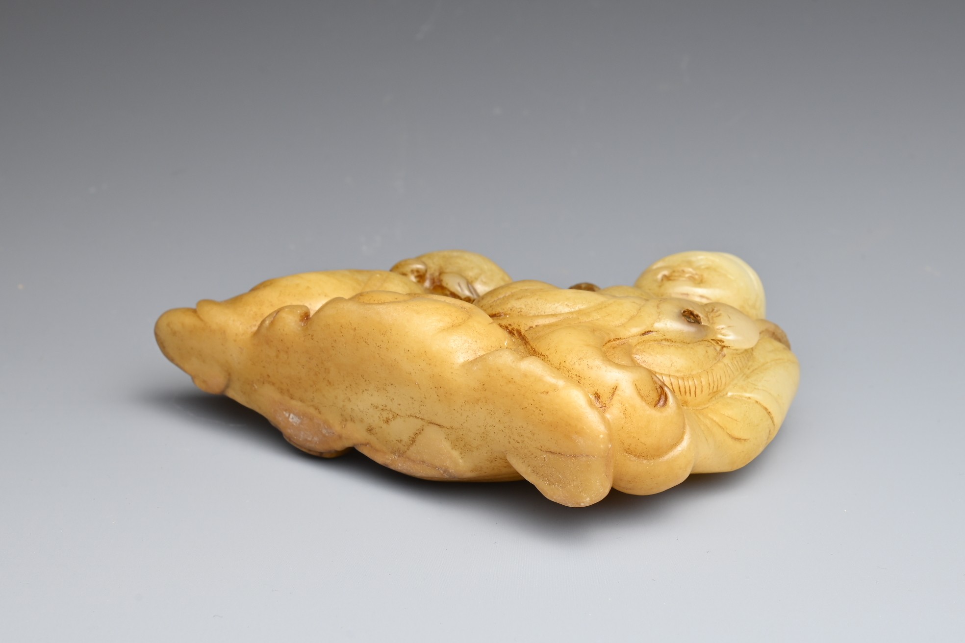 A CHINESE JADE CARVING OF LIU HAI AND TOAD. The figure reclining holding a cash coin and the toad on - Image 7 of 8