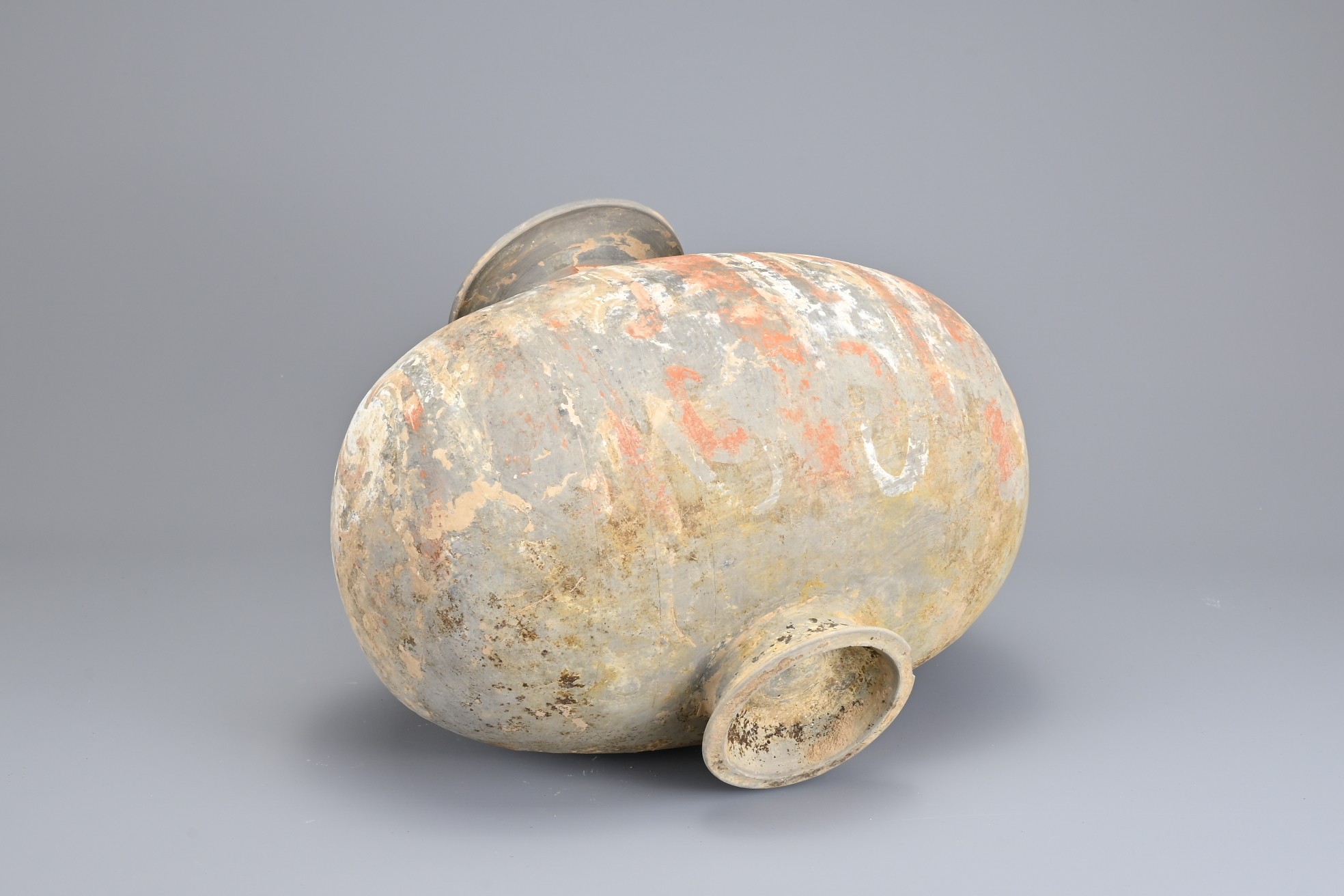 A CHINESE PAINTED POTTERY COCOON JAR, HAN DYNASTY. Referred to as a 'cocoon jar' due to the - Image 7 of 8