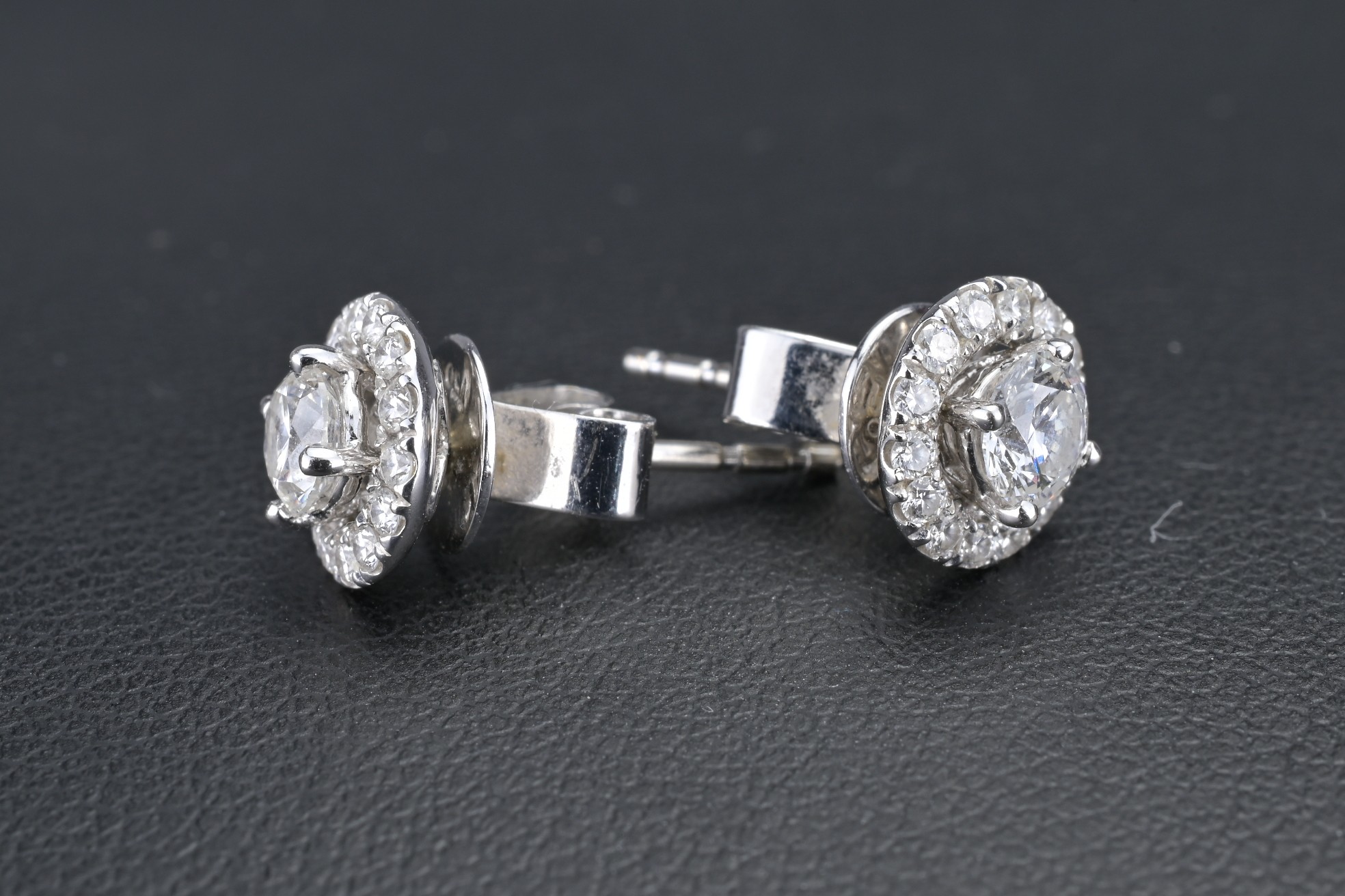 A PAIR OF 18KT WHITE GOLD AND DIAMOND CLUSTER EARRING STUDS. The central diamond flanked by a - Image 4 of 6