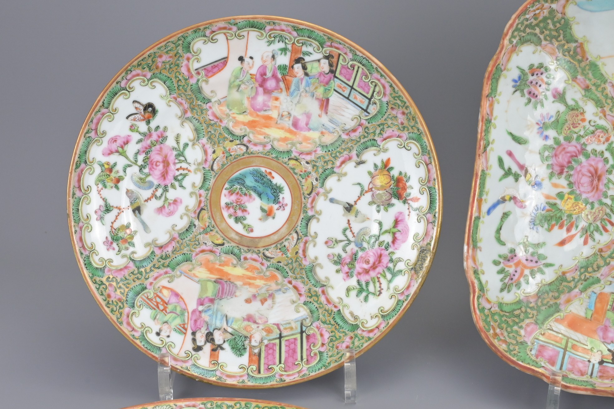 FOUR VARIOUS CANTONESE FAMILLE ROSE DISHES AND PLATES, 19TH CENTURY. Comprising a shaped square dish - Image 5 of 6