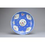 A LARGE CHINESE SGRAFFITO BLUE GROUND PORCELAIN CHARGER, 19/20TH CENTURY. With central roundel and