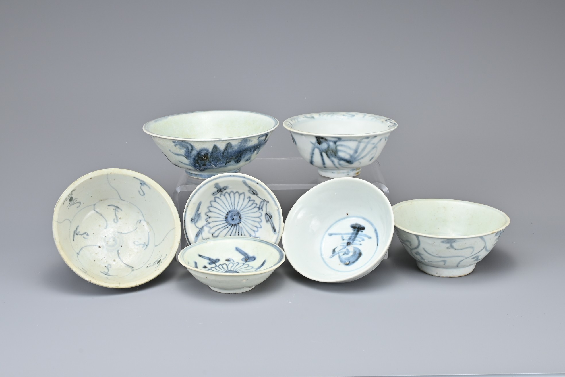 A GROUP OF CHINESE BLUE AND WHITE PORCELAIN ITEMS, MING TO QING DYNASTY. Comprising a ewer with four - Image 7 of 18