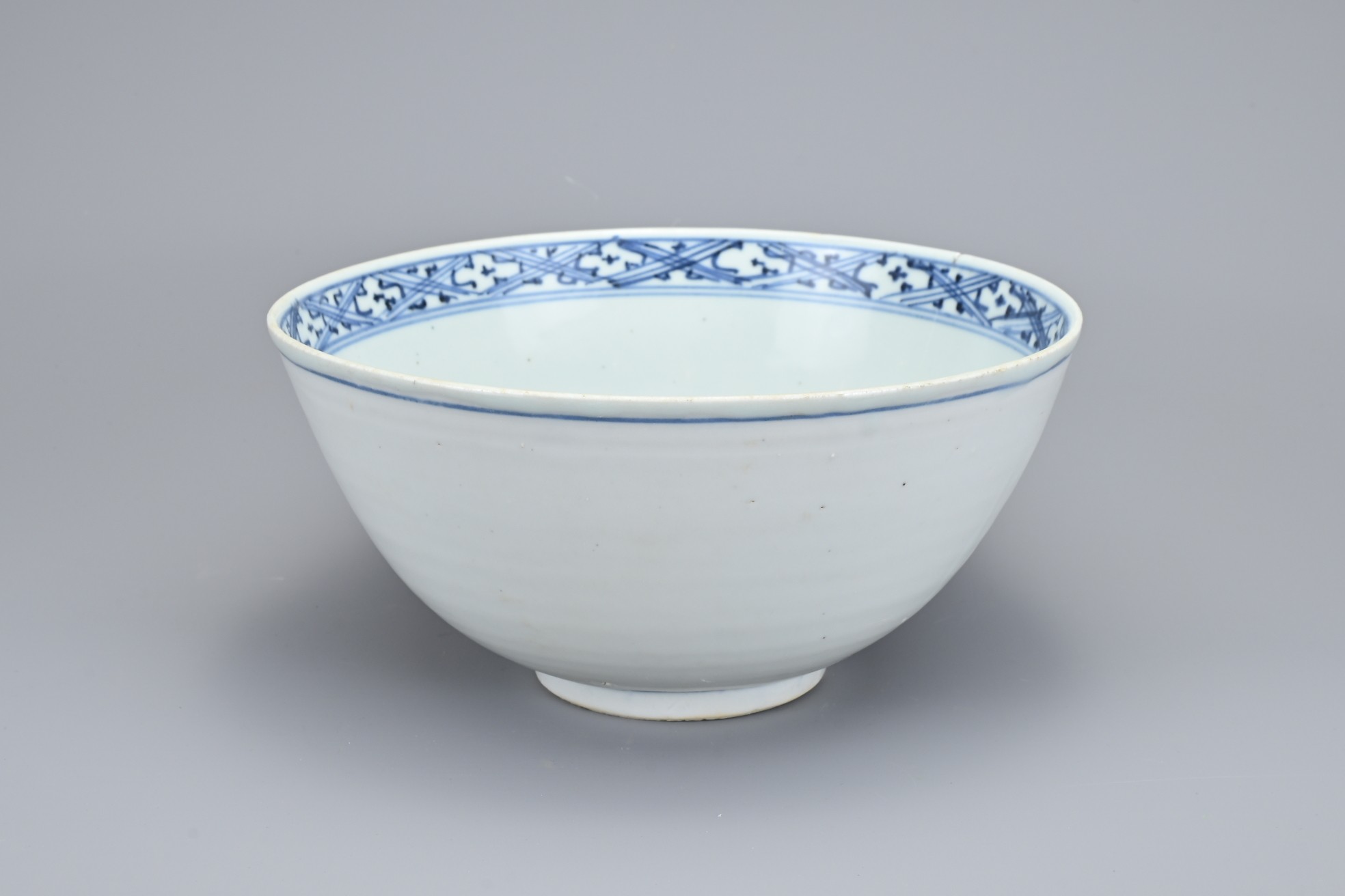 A LARGE CHINESE BLUE & WHITE PORCELAIN BOWL, MING DYNASTY, 16TH CENTURY. Decorated with a floral - Image 4 of 10