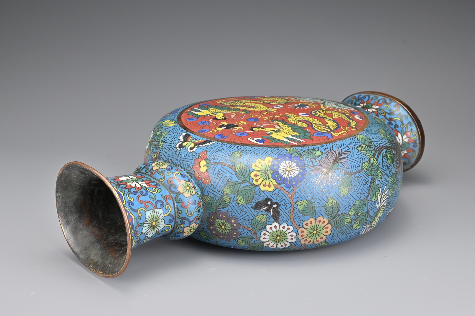 A LARGE CHINESE 19TH CENTURY CLOISONNÉ ENAMEL MOONFLASK, QING DYNASTY. Each face depicting two - Image 5 of 5