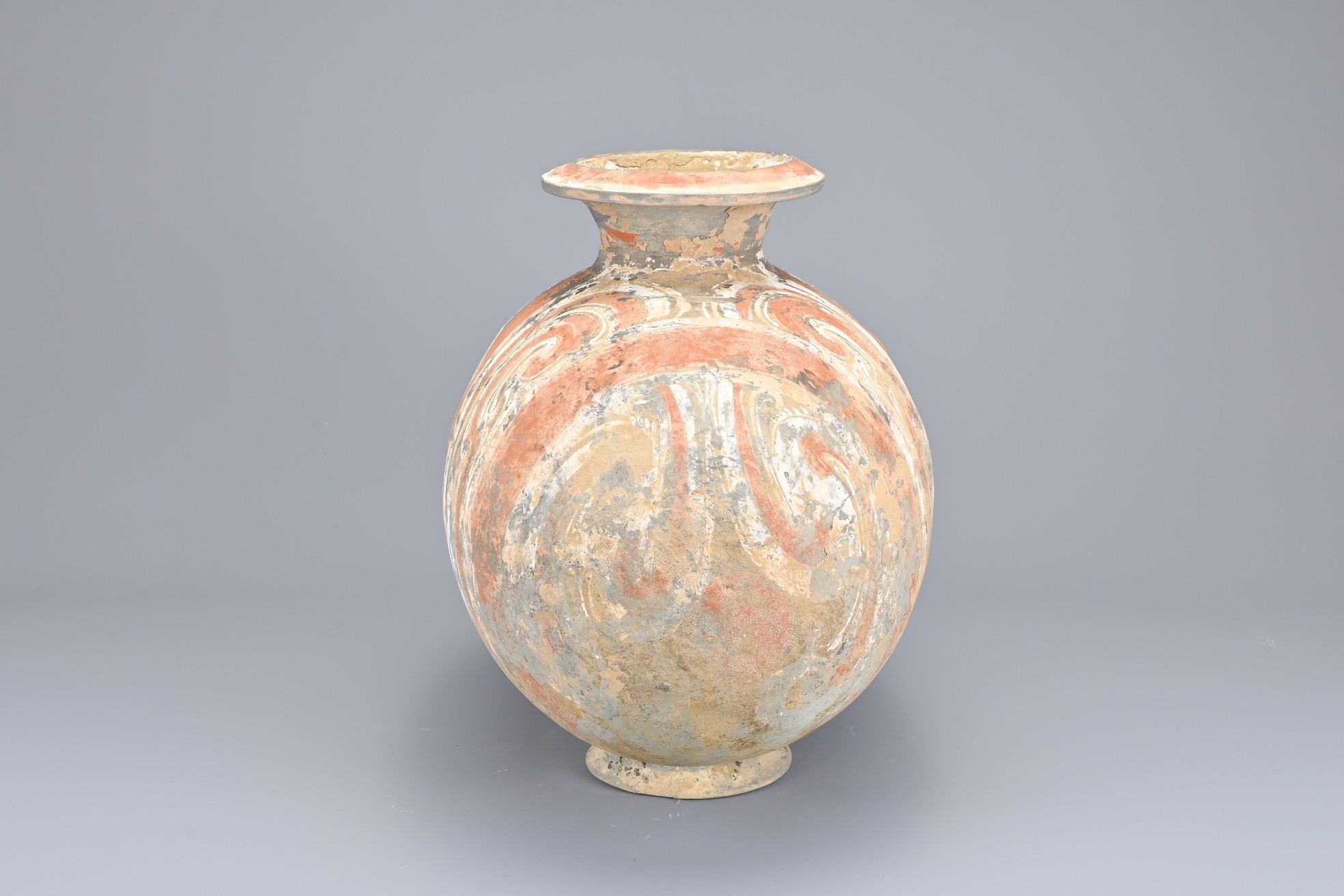 A CHINESE PAINTED POTTERY COCOON JAR, HAN DYNASTY. Referred to as a 'cocoon jar' due to the - Image 3 of 8