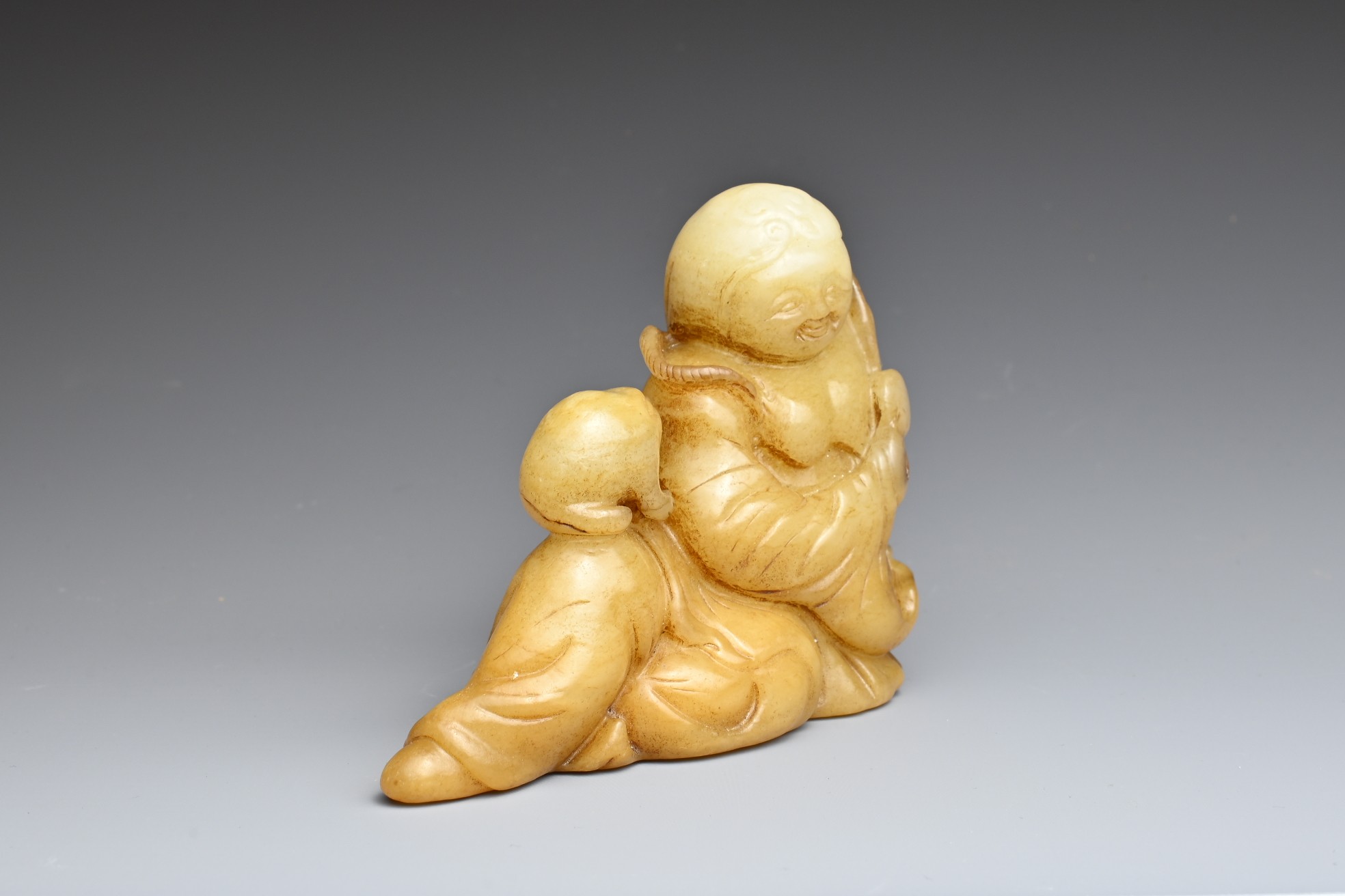 A CHINESE JADE CARVING OF LIU HAI AND TOAD. The figure reclining holding a cash coin and the toad on - Image 2 of 8