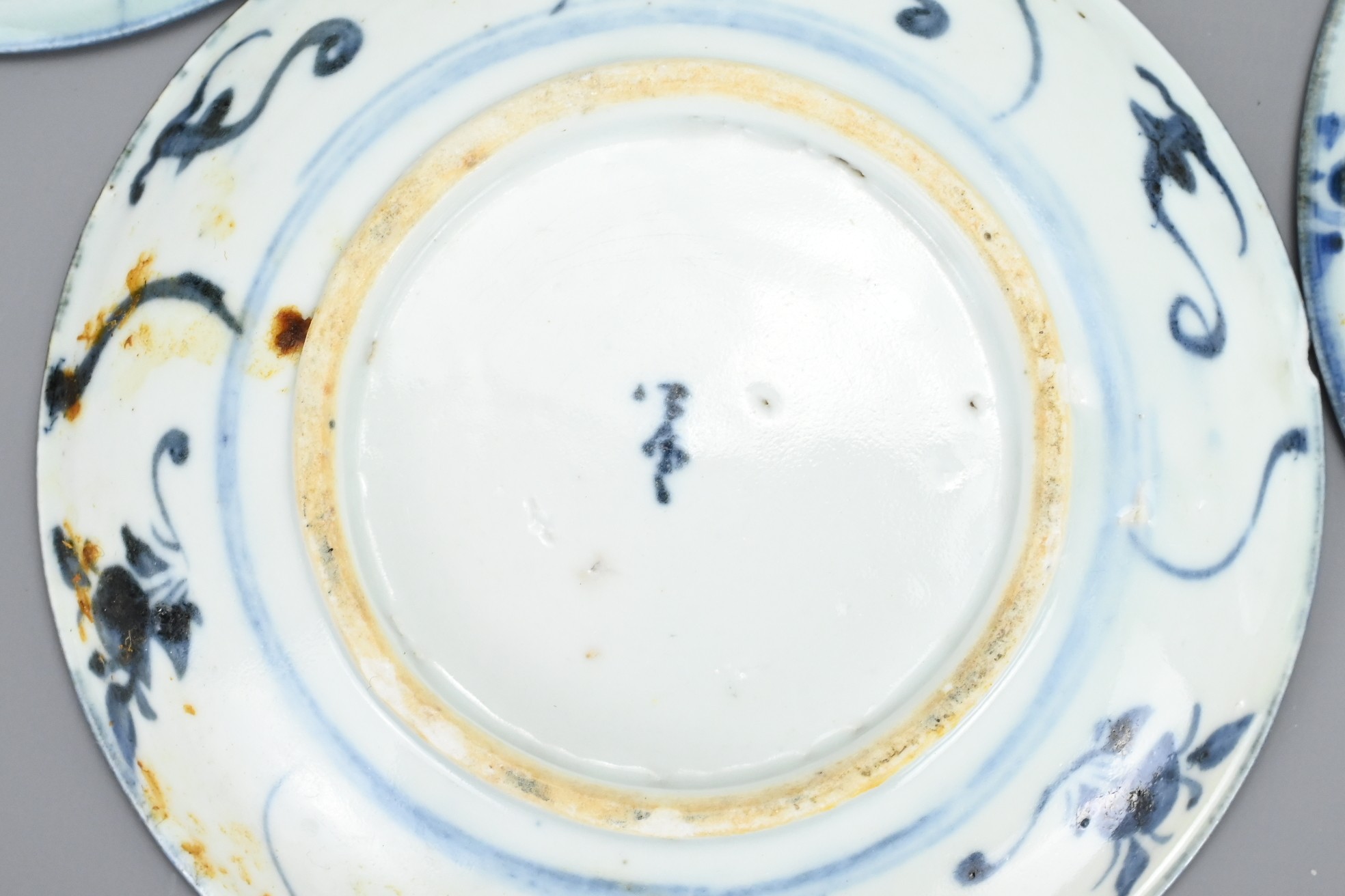 A GROUP OF CHINESE BLUE AND WHITE PORCELAIN DISHES, EARLY 19TH CENTURY. Each with floral and - Image 9 of 12