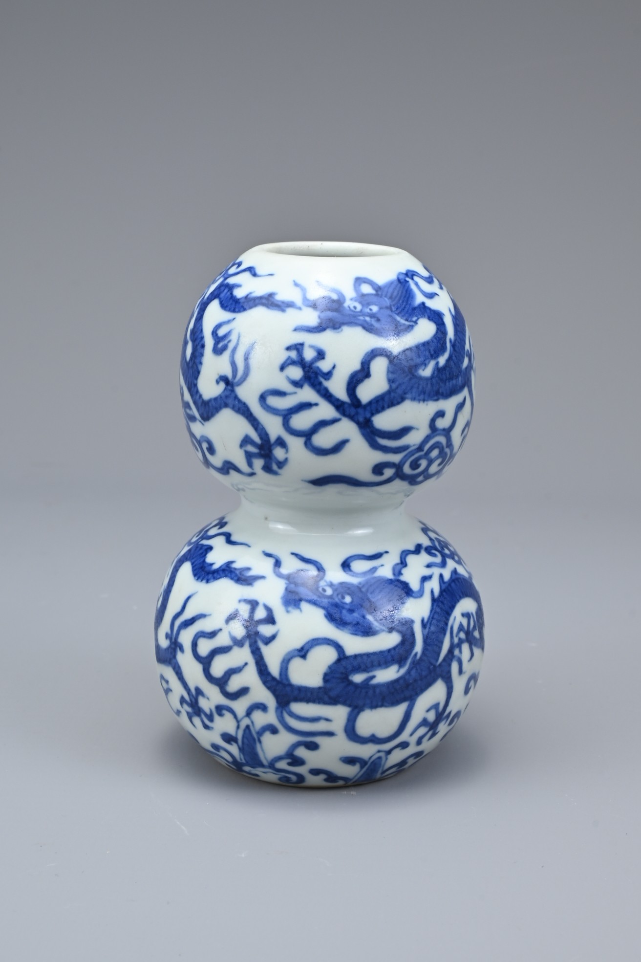 A CHINESE BLUE AND WHITE PORCELAIN DOUBLE-GOURD DRAGON VASE, MARK AND PERIOD OF JIAJING (1522-1566) - Image 4 of 9