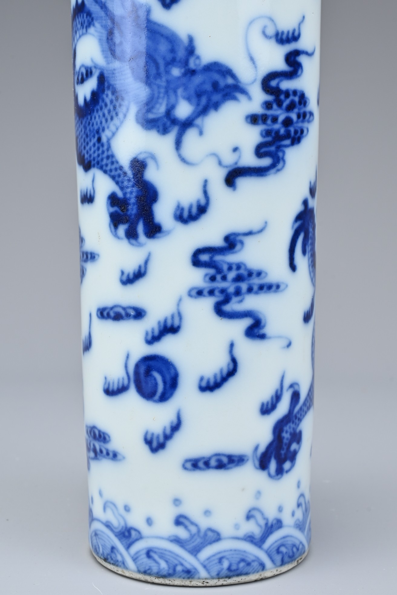 A CHINESE BLUE AND WHITE PORCELAIN BRUSH POT, 20TH CENTURY. Of cylindrical form with continuous - Image 8 of 10