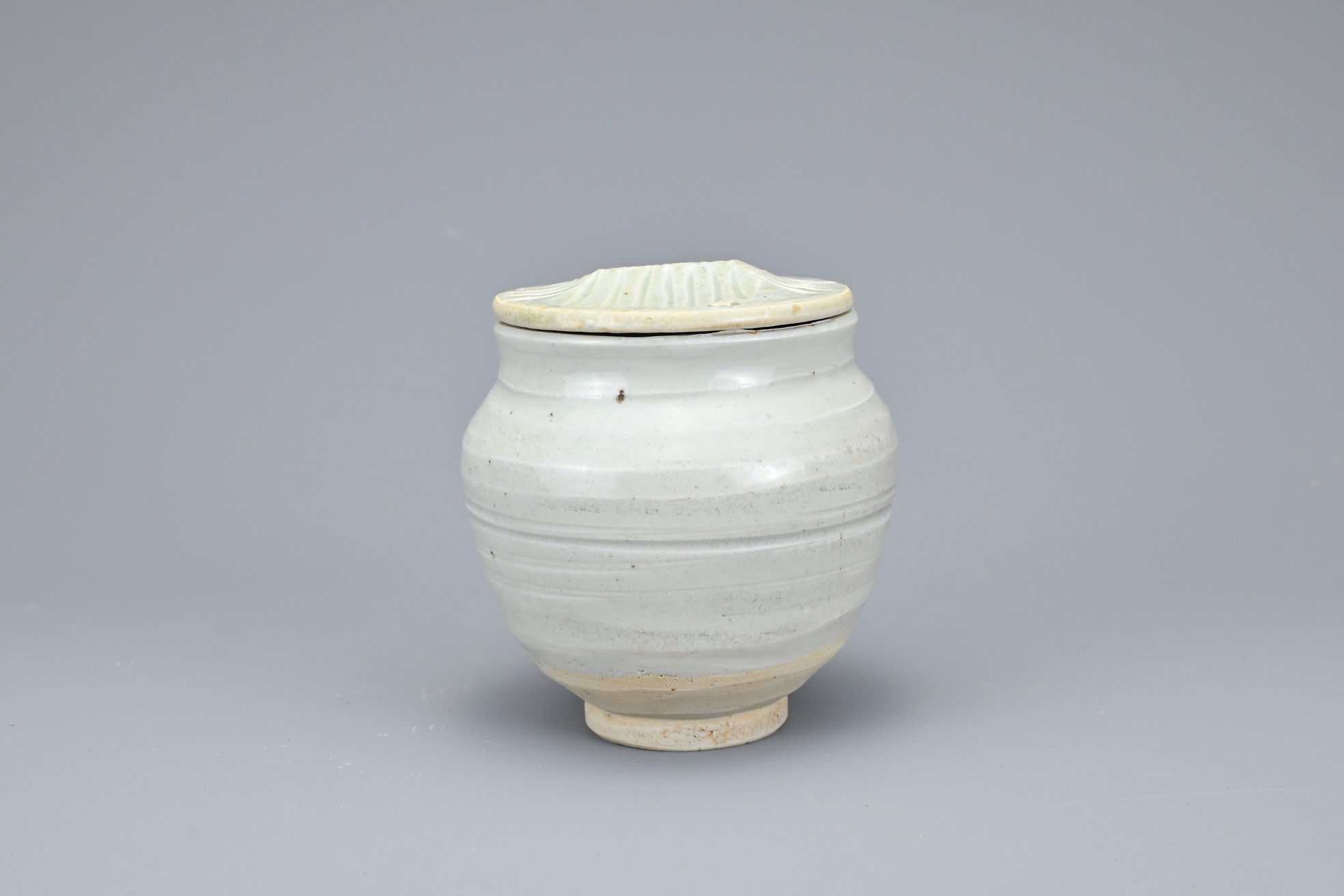 A CHINESE QINGBAI GLAZED COVERED PORCELAIN JAR, SONG / YUAN DYNASTY. Coated inside and out in a - Image 3 of 7