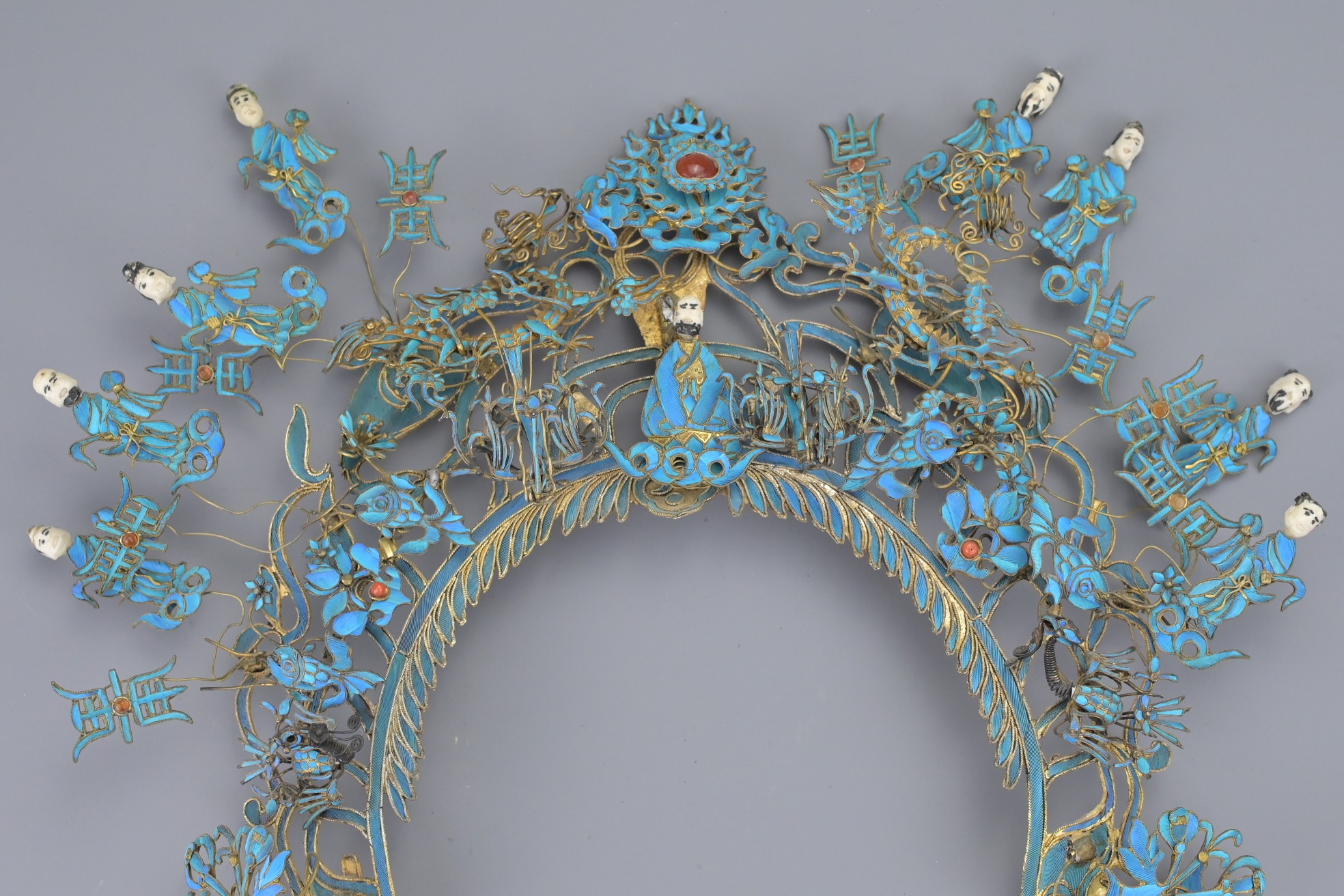 A CHINESE KINGFISHER FEATHER MOUNTED HEADDRESS, LATE QING/EARLY REPUBLIC. The arched pierced - Image 7 of 7