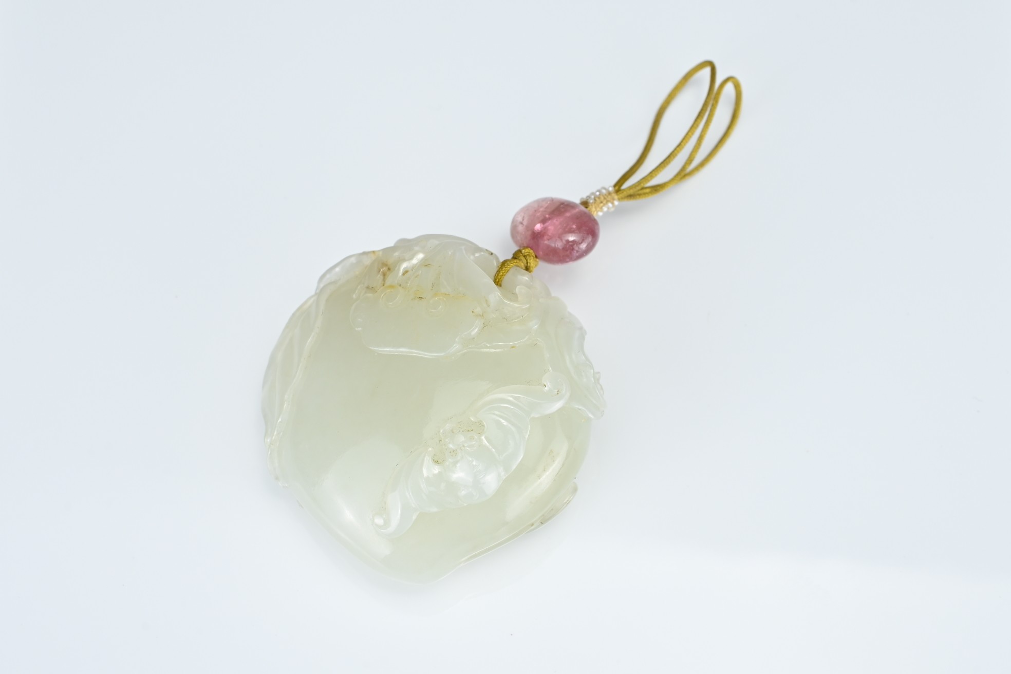A CHINESE PALE CELADON JADE PEACH AND BAT GROUP, QING DYNASTY. The peach carved in relief with a - Image 5 of 8