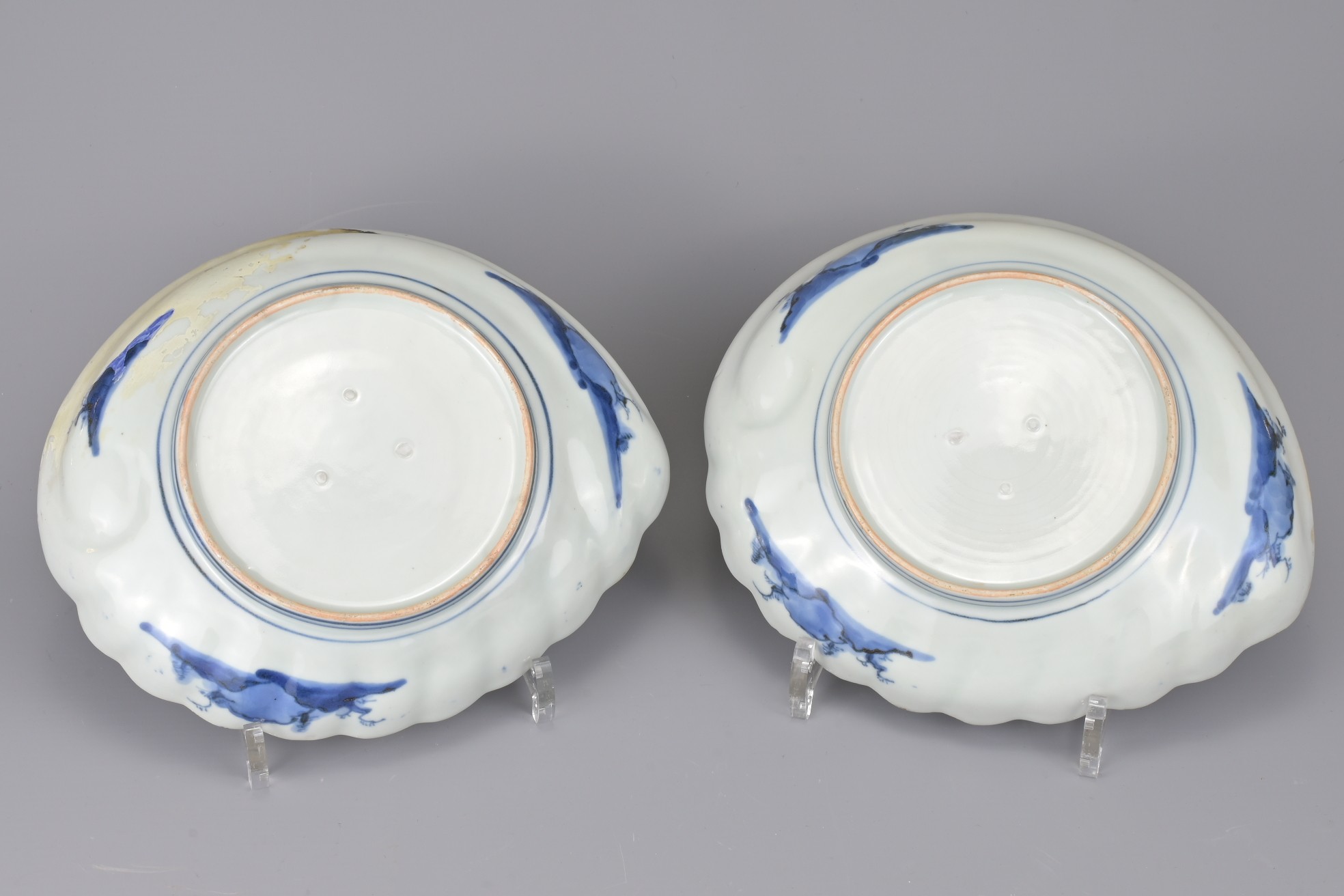 A PAIR OF JAPANESE ARITA PORCELAIN DISHES, 18/19TH CENTURY. Abalone shell form decorated with - Image 4 of 6