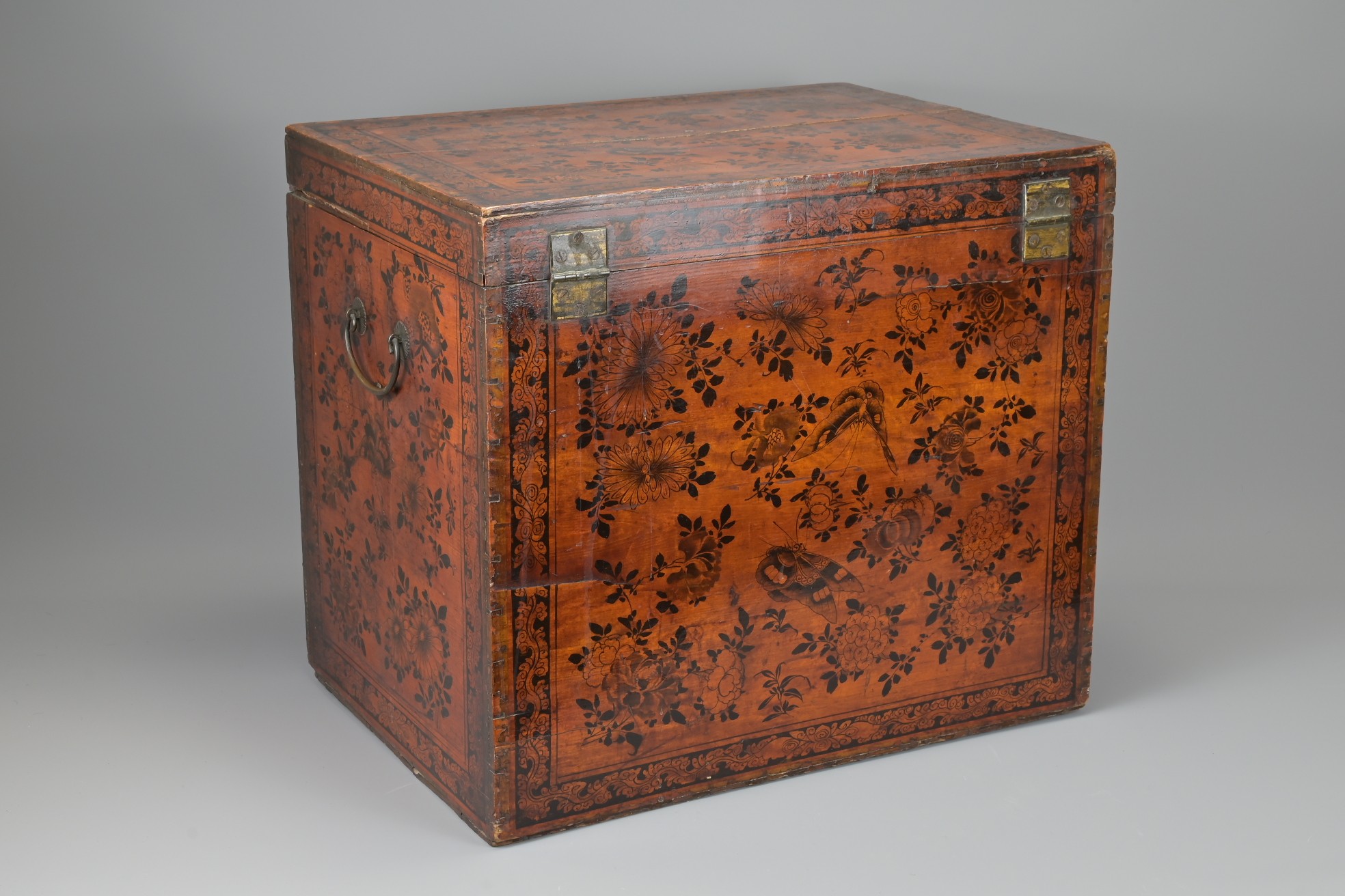 A CHINESE LACQUER PENWORK WOODEN TEA CHEST, MID-19TH CENTURY. Of rectangular form, in red lacquer - Image 3 of 9