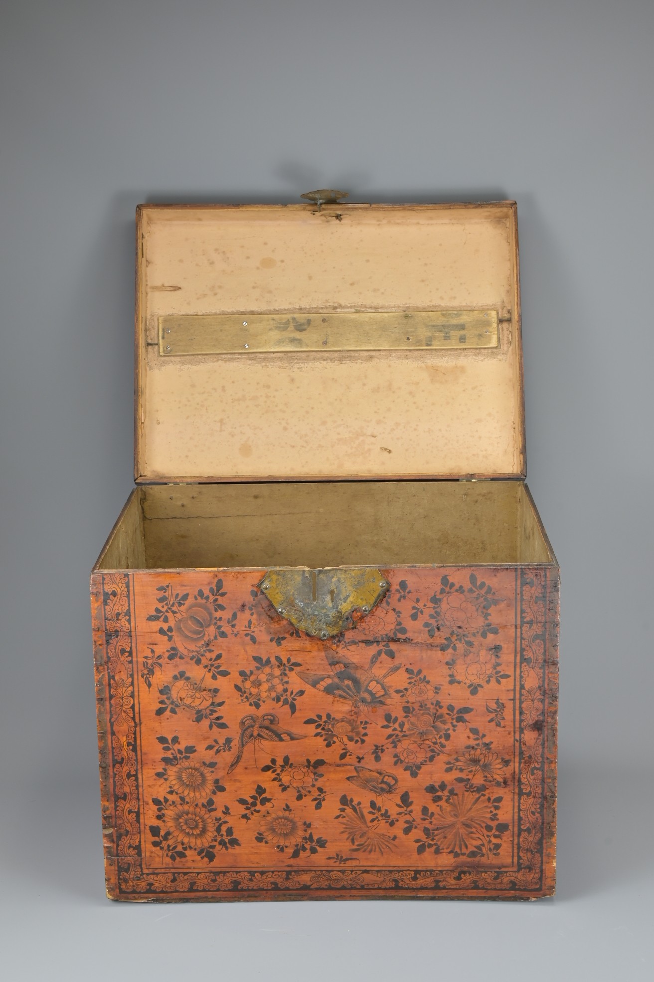 A CHINESE LACQUER PENWORK WOODEN TEA CHEST, MID-19TH CENTURY. Of rectangular form, in red lacquer - Image 6 of 9