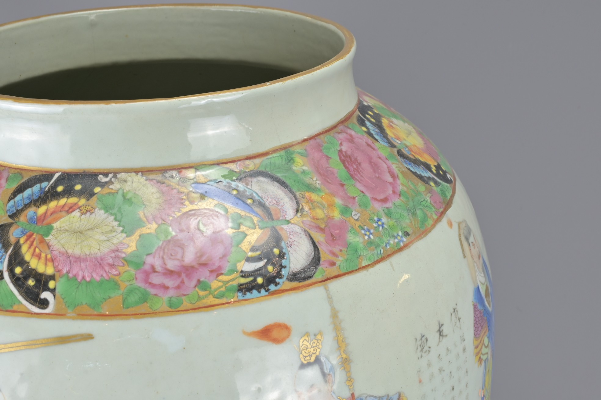 A LARGE CHINESE CANTON FAMILLE ROSE PORCELAIN BALUSTER JAR AND COVER, 19TH CENTURY. Painted to the - Image 7 of 9