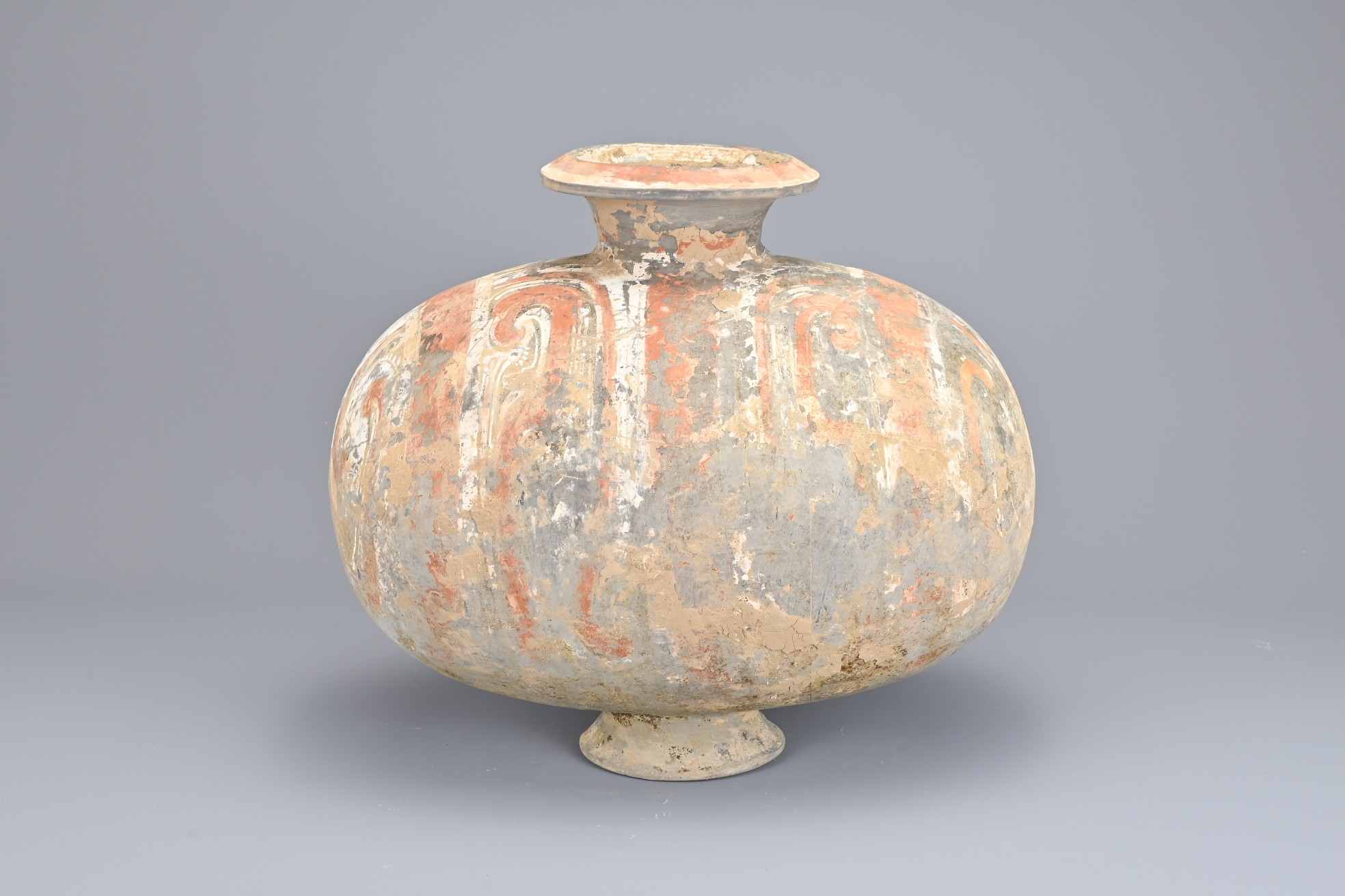 A CHINESE PAINTED POTTERY COCOON JAR, HAN DYNASTY. Referred to as a 'cocoon jar' due to the - Image 4 of 8