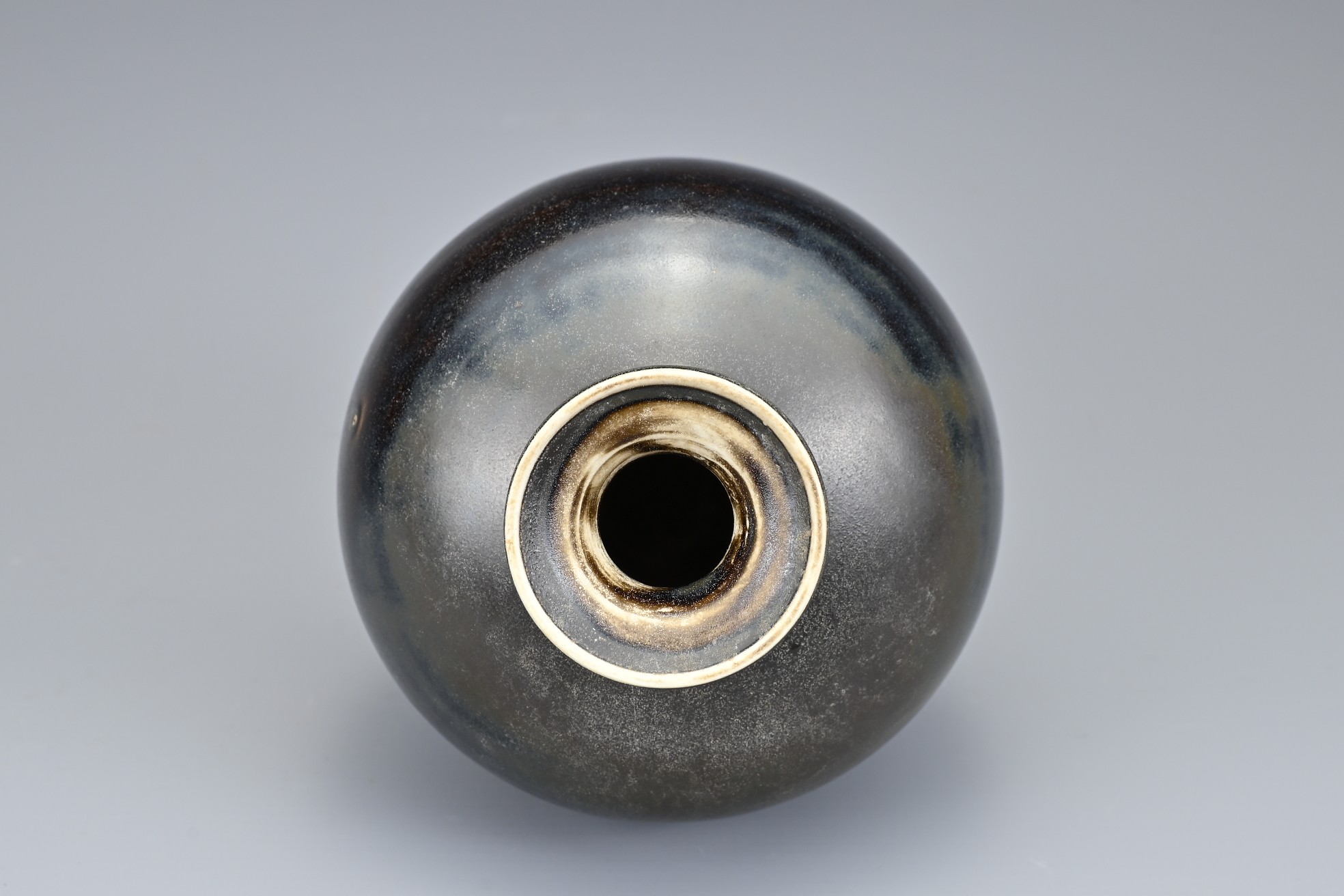 A CHINESE DING TYPE BROWN GLAZED BOTTLE VASE. Of ovoid form with everted rim covered in a dark brown - Image 5 of 5