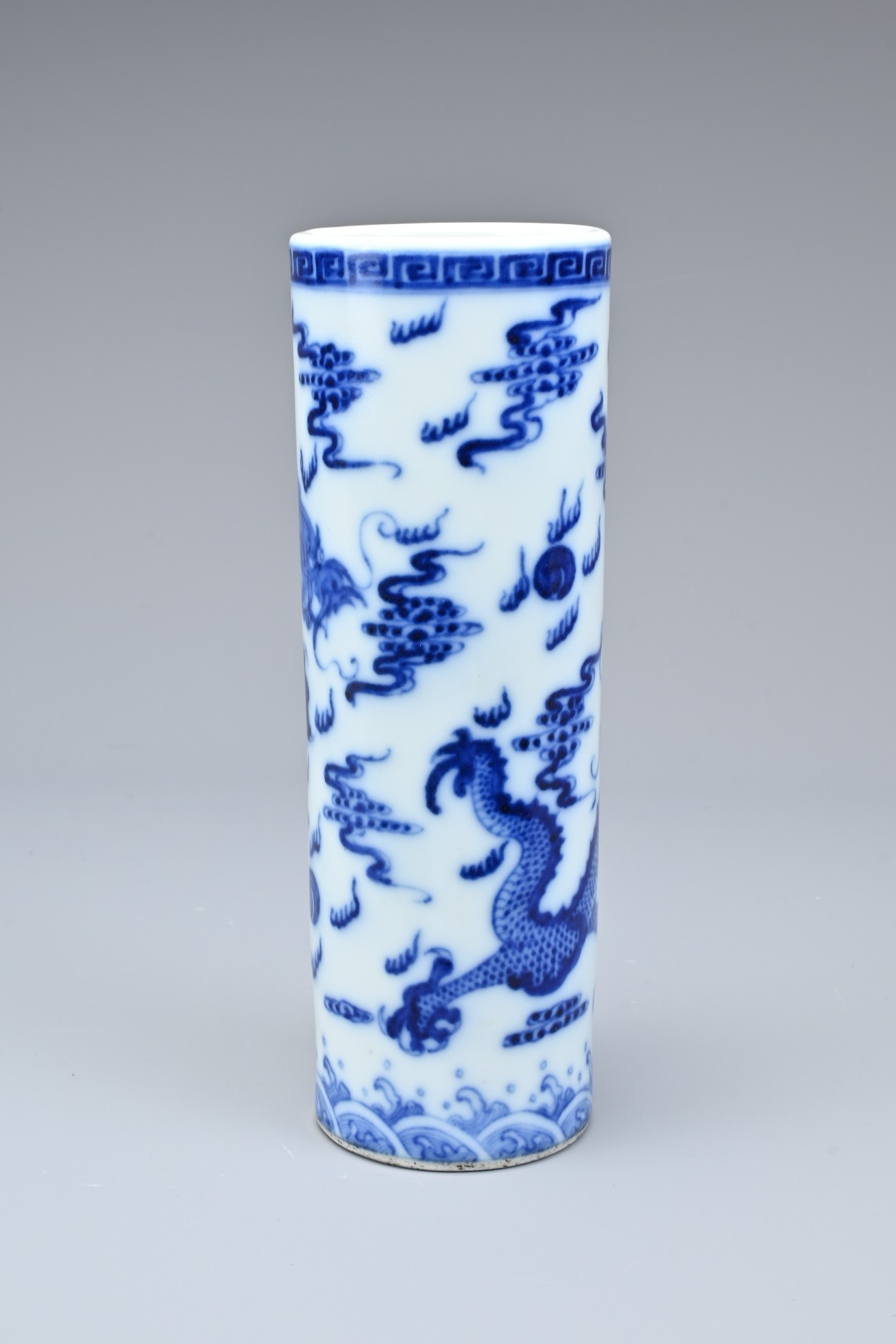 A CHINESE BLUE AND WHITE PORCELAIN BRUSH POT, 20TH CENTURY. Of cylindrical form with continuous - Image 3 of 10