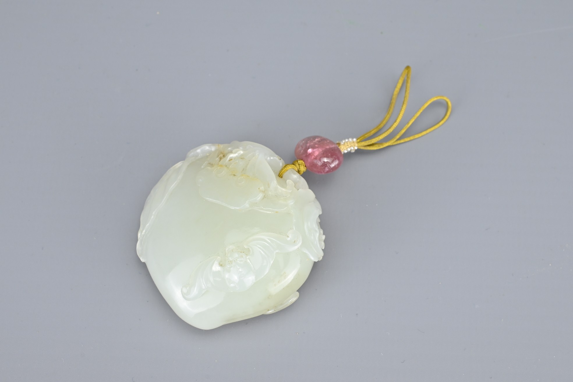 A CHINESE PALE CELADON JADE PEACH AND BAT GROUP, QING DYNASTY. The peach carved in relief with a - Image 7 of 8