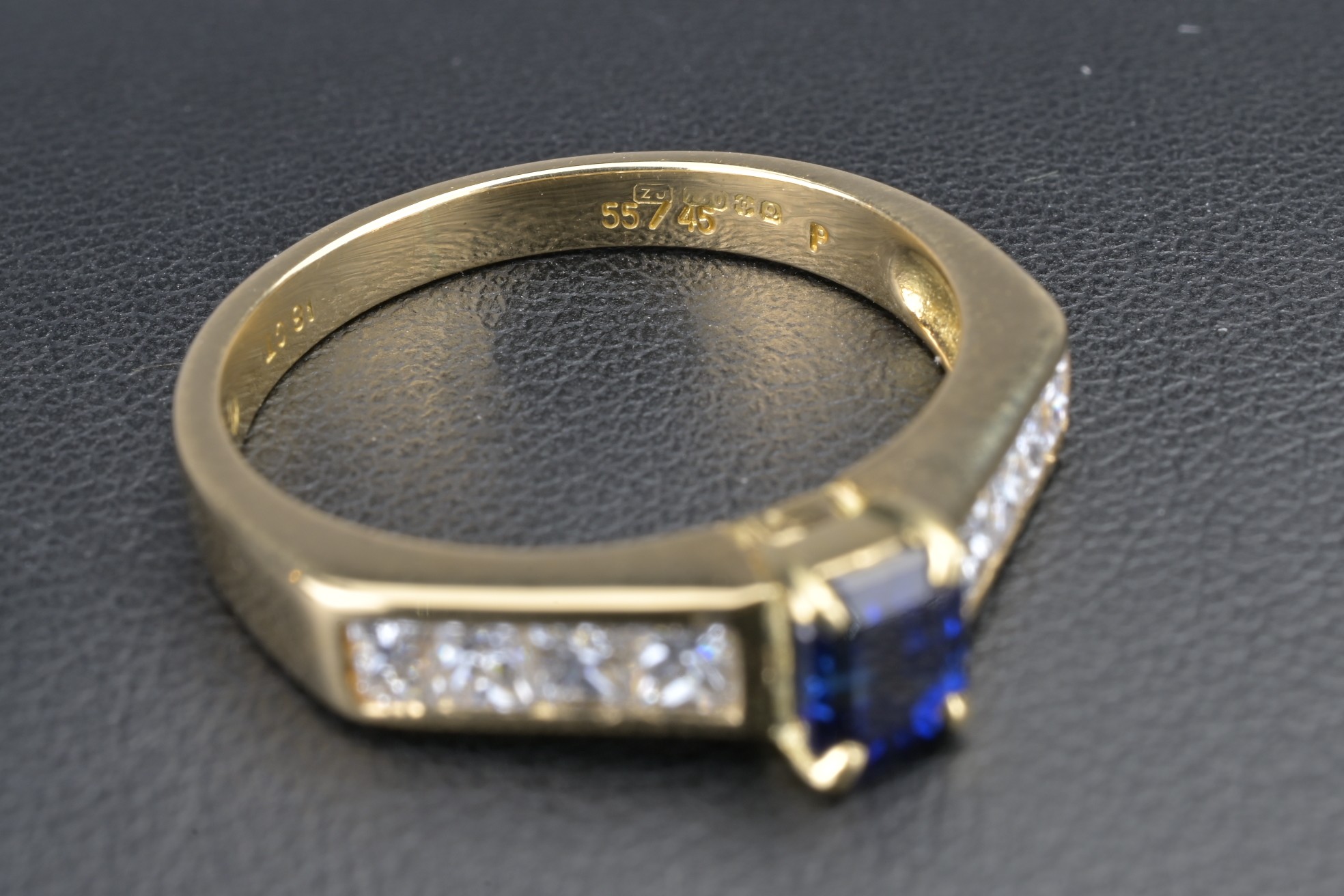 AN 18CT DIAMOND AND SAPPHIRE DRESS RING. Emerald cut 0.63ct sapphire set in 18ct yellow gold with - Image 5 of 8