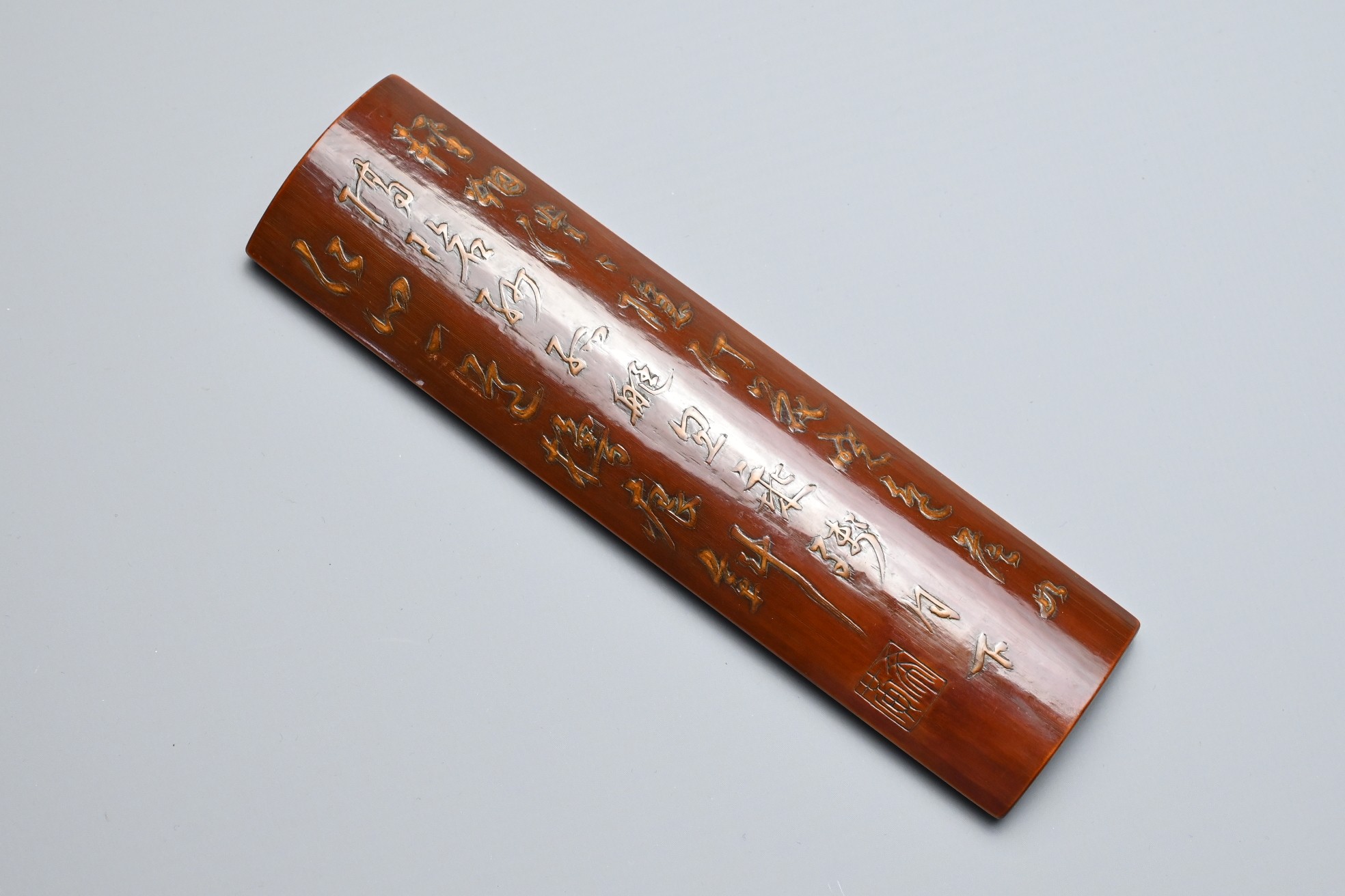A CHINESE BAMBOO WRIST REST, 17/18TH CENTURY, QING DYNASTY. Glossy dark brown convex bamboo - Image 3 of 6