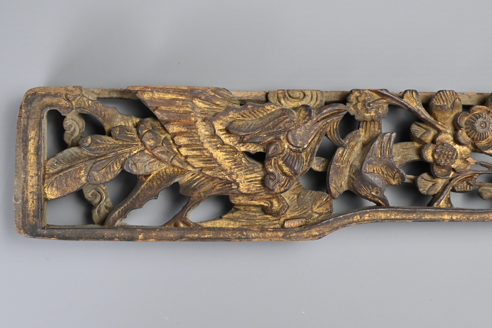 A GROUP OF CHINESE WOOD ITEMS, QING DYNASTY. To include a gilt lacquer carrying box with lion form - Image 7 of 9